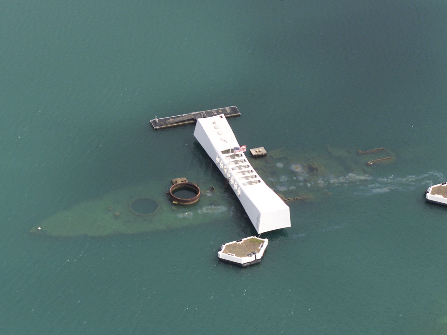 Das Pearl Harbor-Denkmal der USS Arizona befindet sich auf dem Wrack der USS Arizona