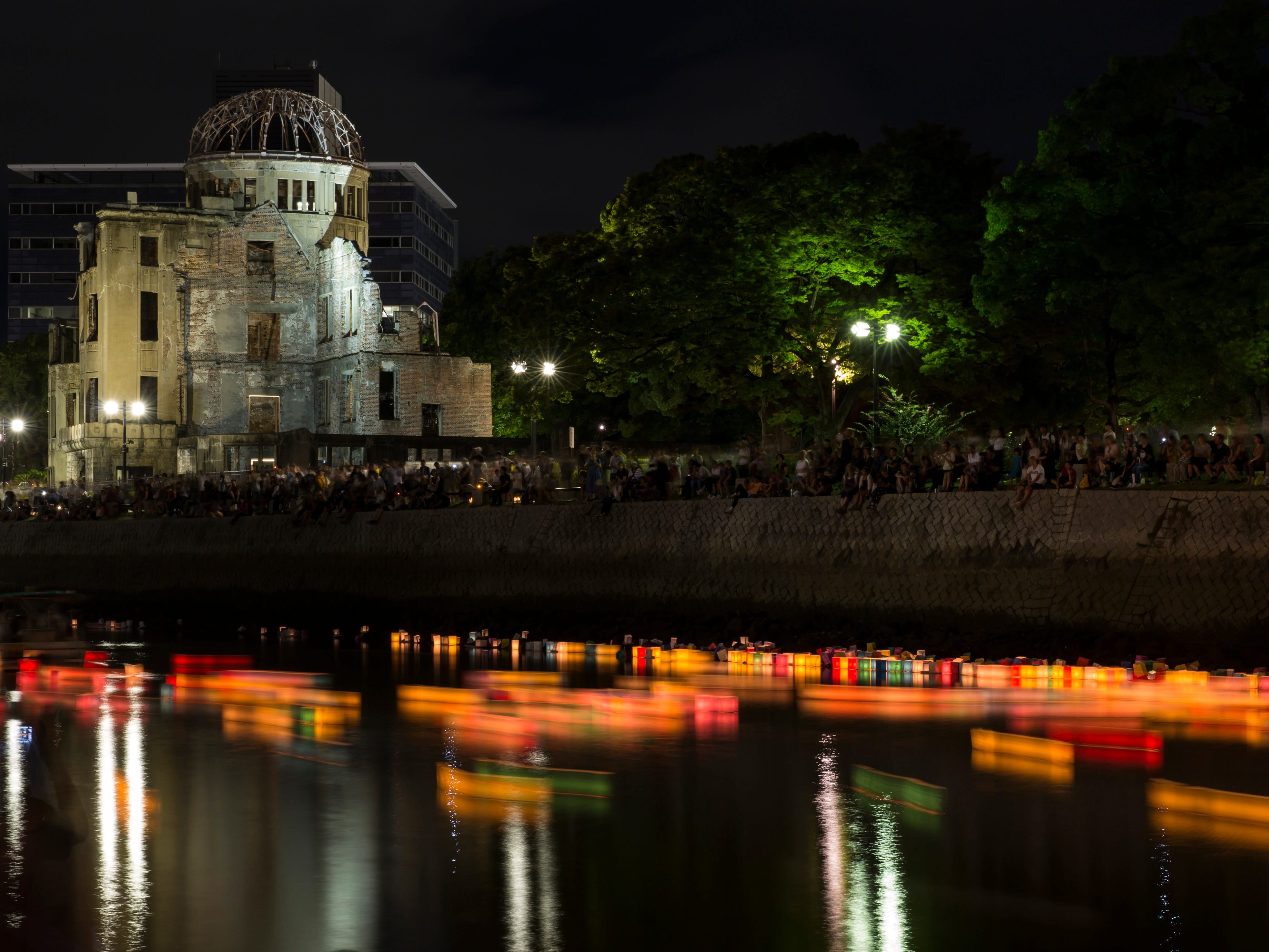Während einer Veranstaltung zum Gedenken an den 74. Jahrestag des Atombombenabwurfs auf Hiroshima im Hiroshima Peace Memorial Park sind auf dem Fluss Papierlaternen mit Kerzenschein zu sehen