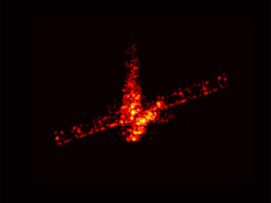 Bewegtes Bild eines brennenden und sich drehenden Satelliten