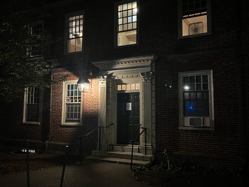 Ezekiel Wells' Wohnheim bei Nacht in Harvard