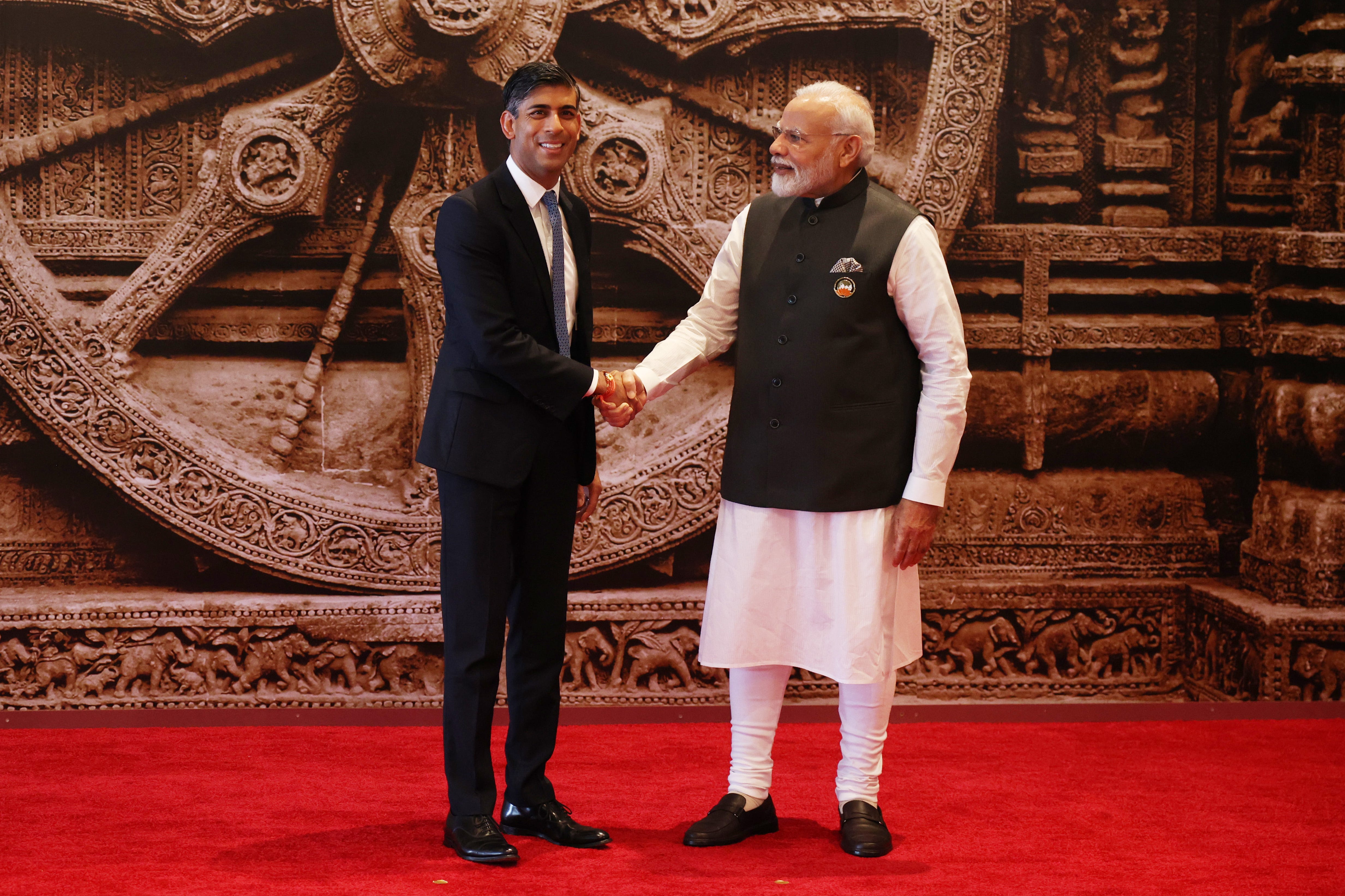 Der indische Premierminister Narendra Modi begrüßt seinen britischen Amtskollegen Rishi Sunak am Samstag zum G20-Gipfel in Neu-Delhi.