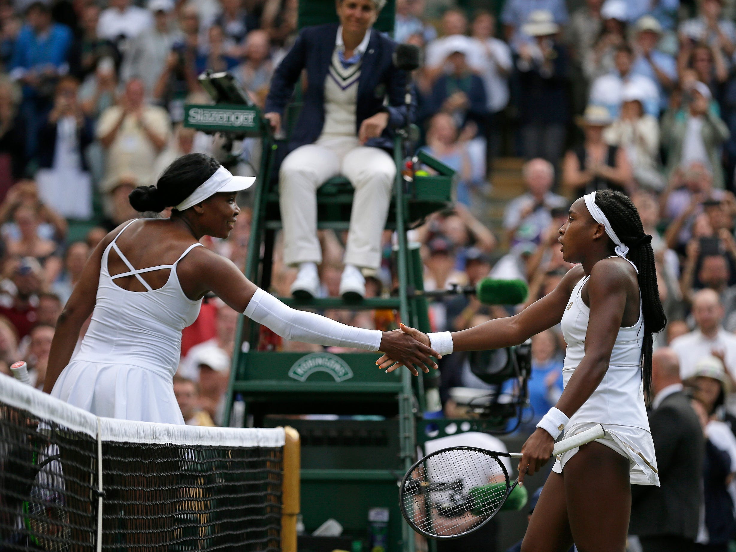 Coco Gauff (rechts) schüttelt Venus Williams nach ihrem Match in Wimbledon 2019 die Hand.