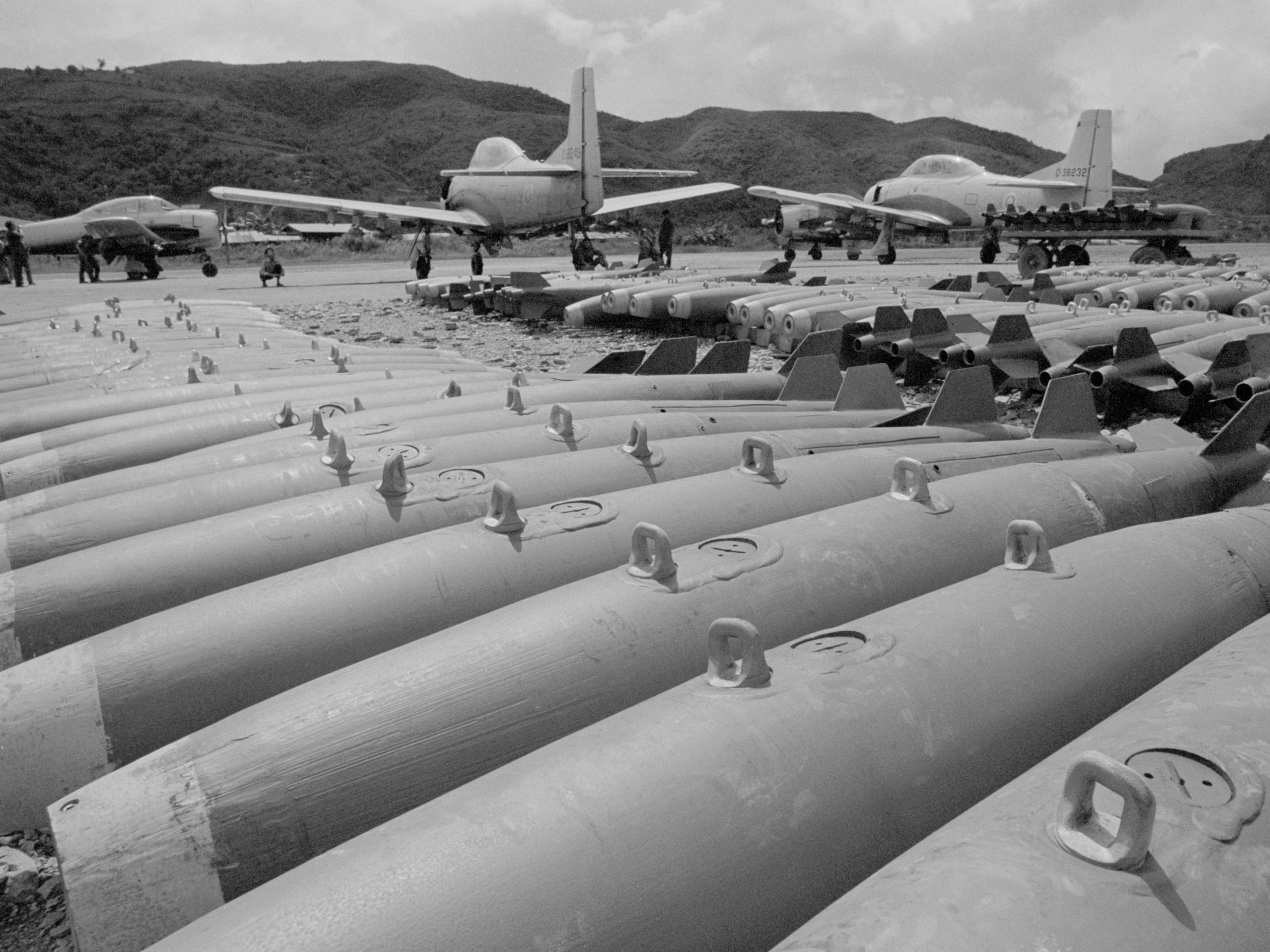 Flugzeuge und 250-Pfund-Bomben auf einem CIA-Stützpunkt in Laos.