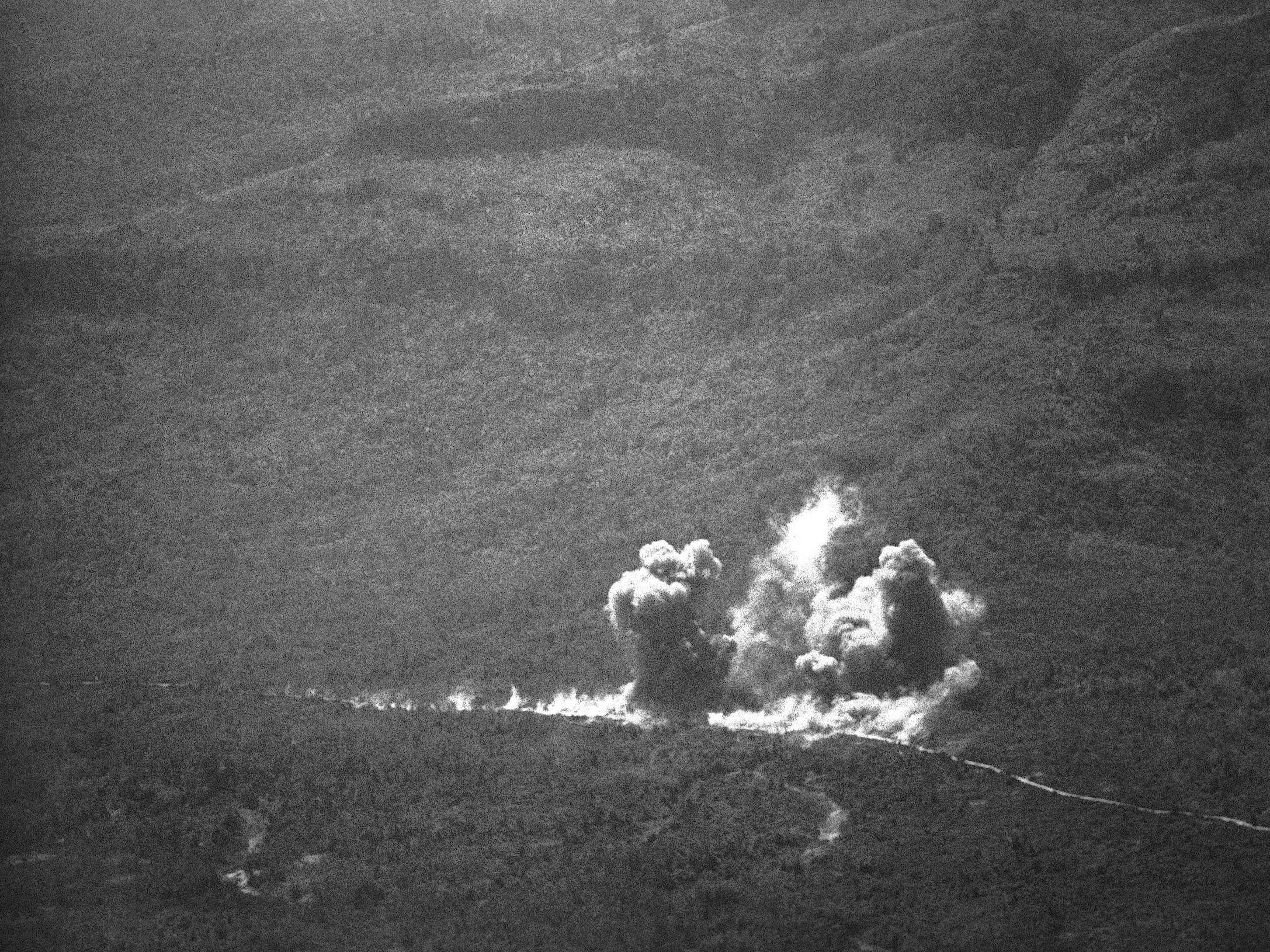 Rauch steigt 1971 von Bombenexplosionen entlang des Ho-Chi-Minh-Pfades in Laos auf.