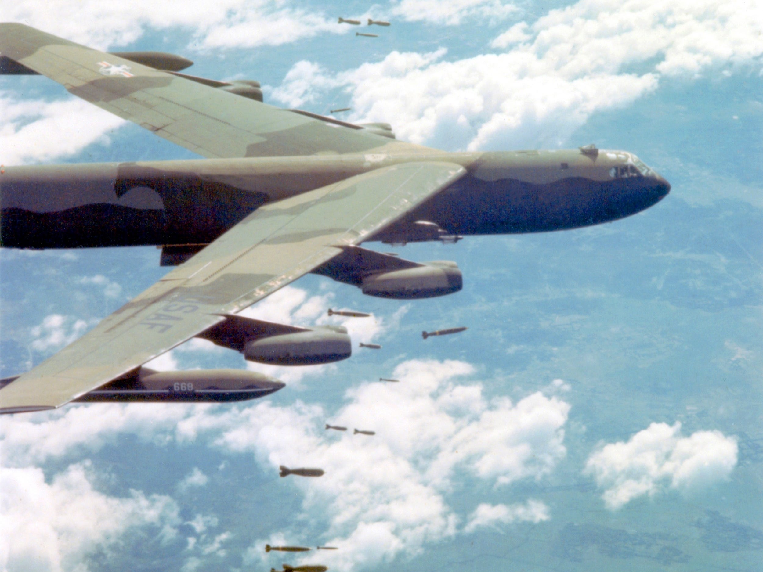 Eine Boeing B-52 Stratofortress der US-Luftwaffe wirft Bomben über Vietnam ab.