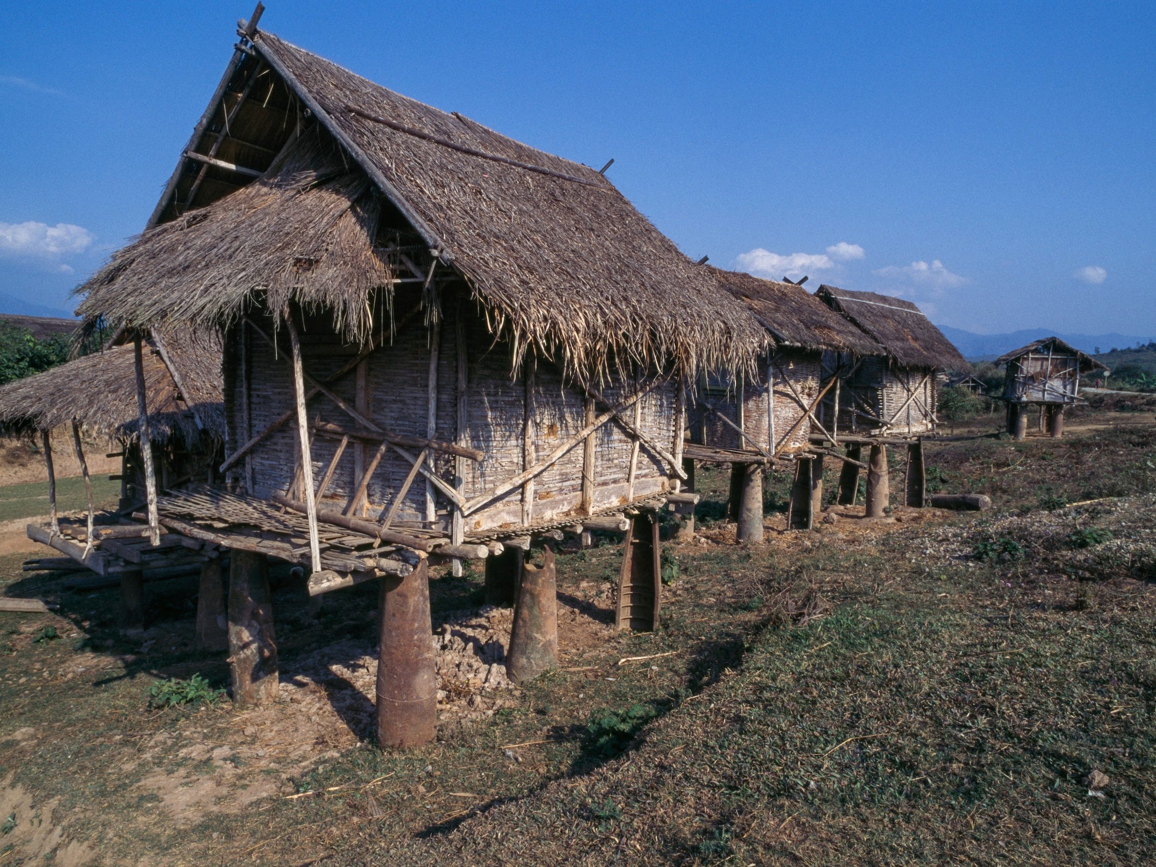 Mit amerikanischen Bomben gebaute Stelzenhäuser in Laos.