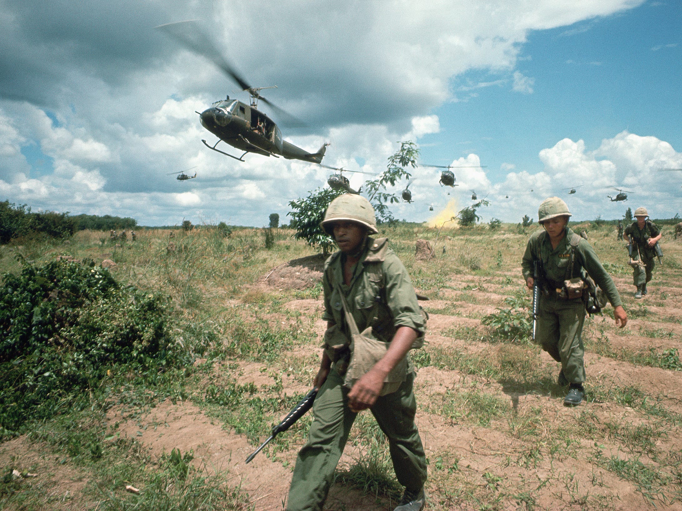 Die 173. Luftlandedivision der USA wird während des Angriffs im Eisernen Dreieck in Vietnam von Hubschraubern unterstützt.