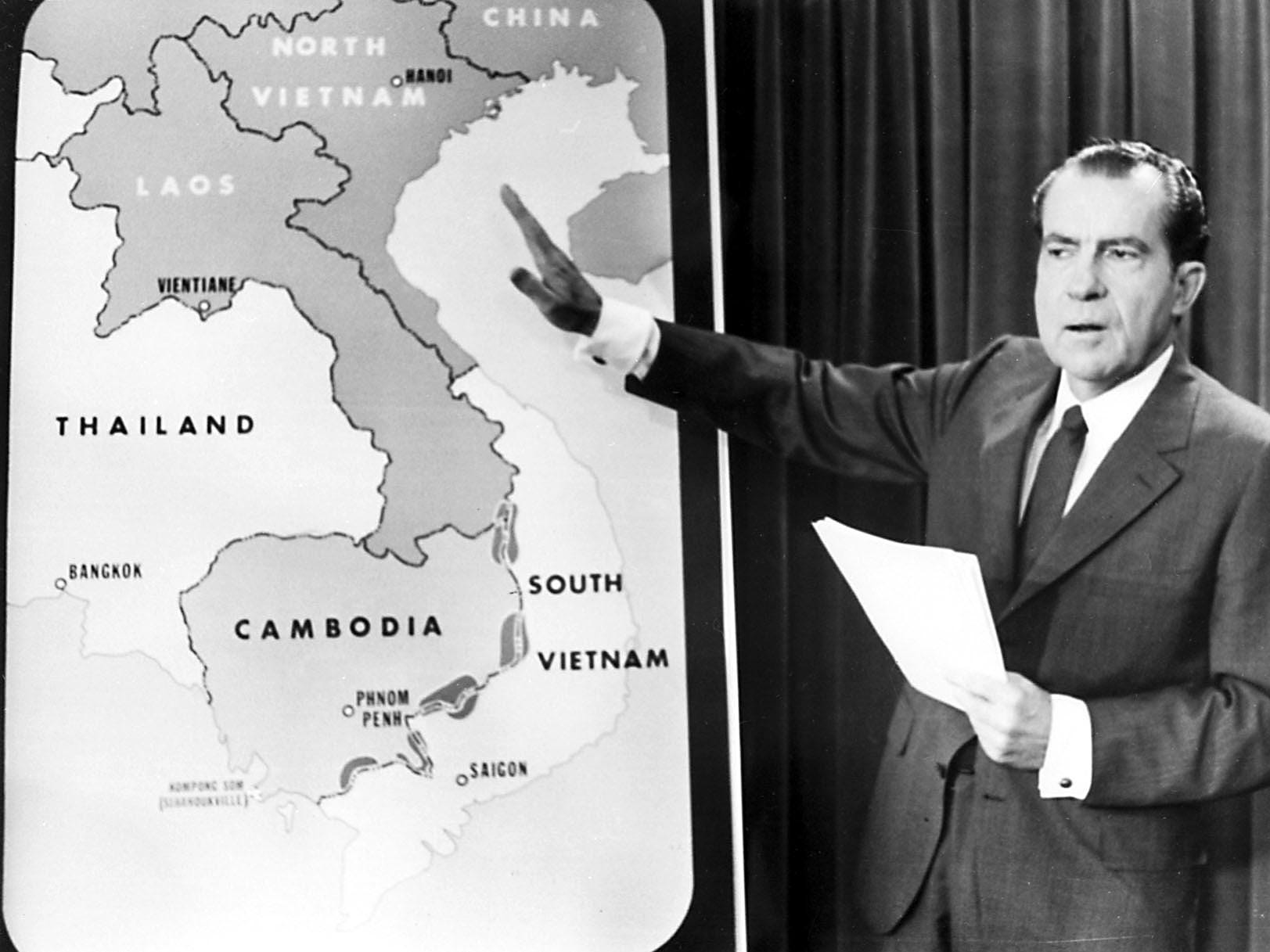 Präsident Richard Nixon zeigt auf eine Karte von Vietnam und Laos.
