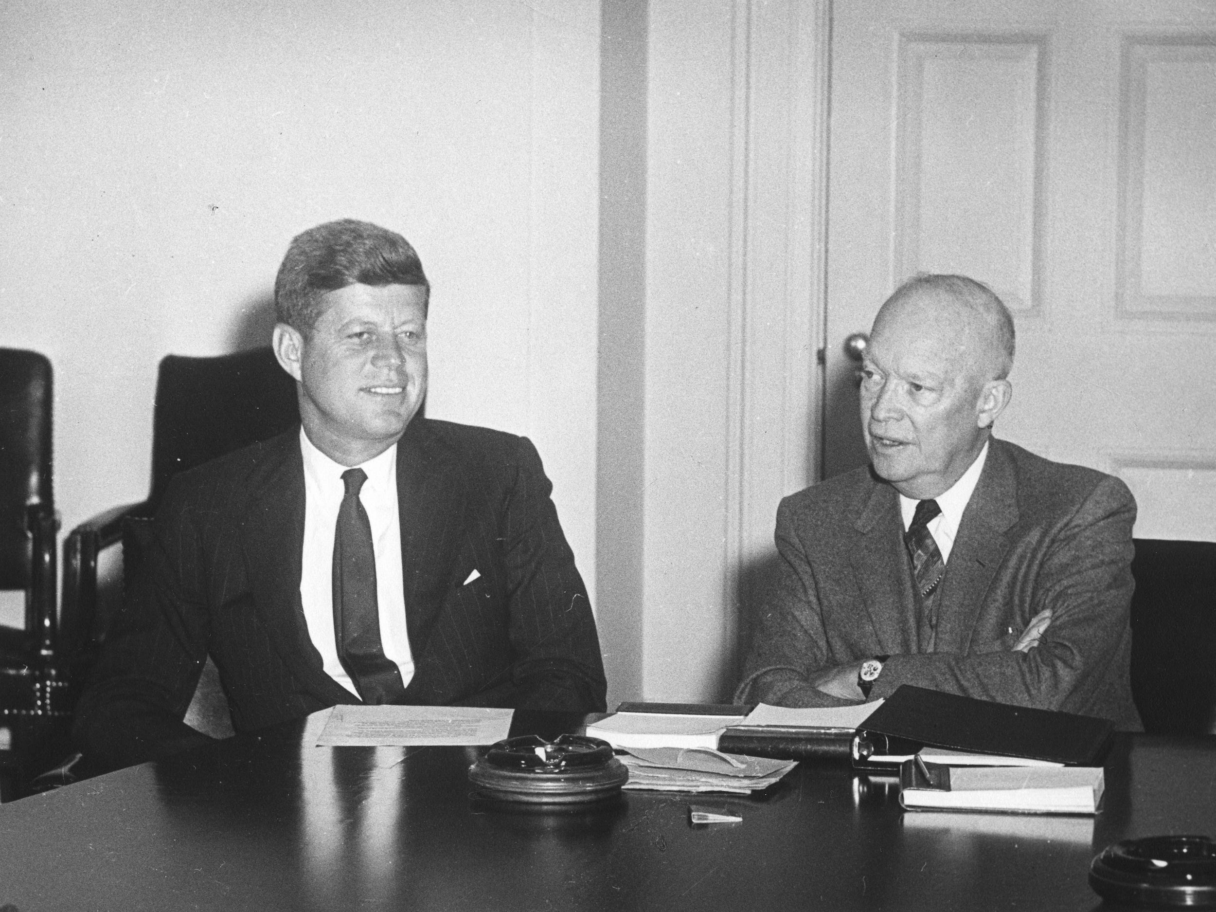 John F. Kennedy und Dwight D. Eisenhower sitzen an einem Tisch in Washington, D.C.