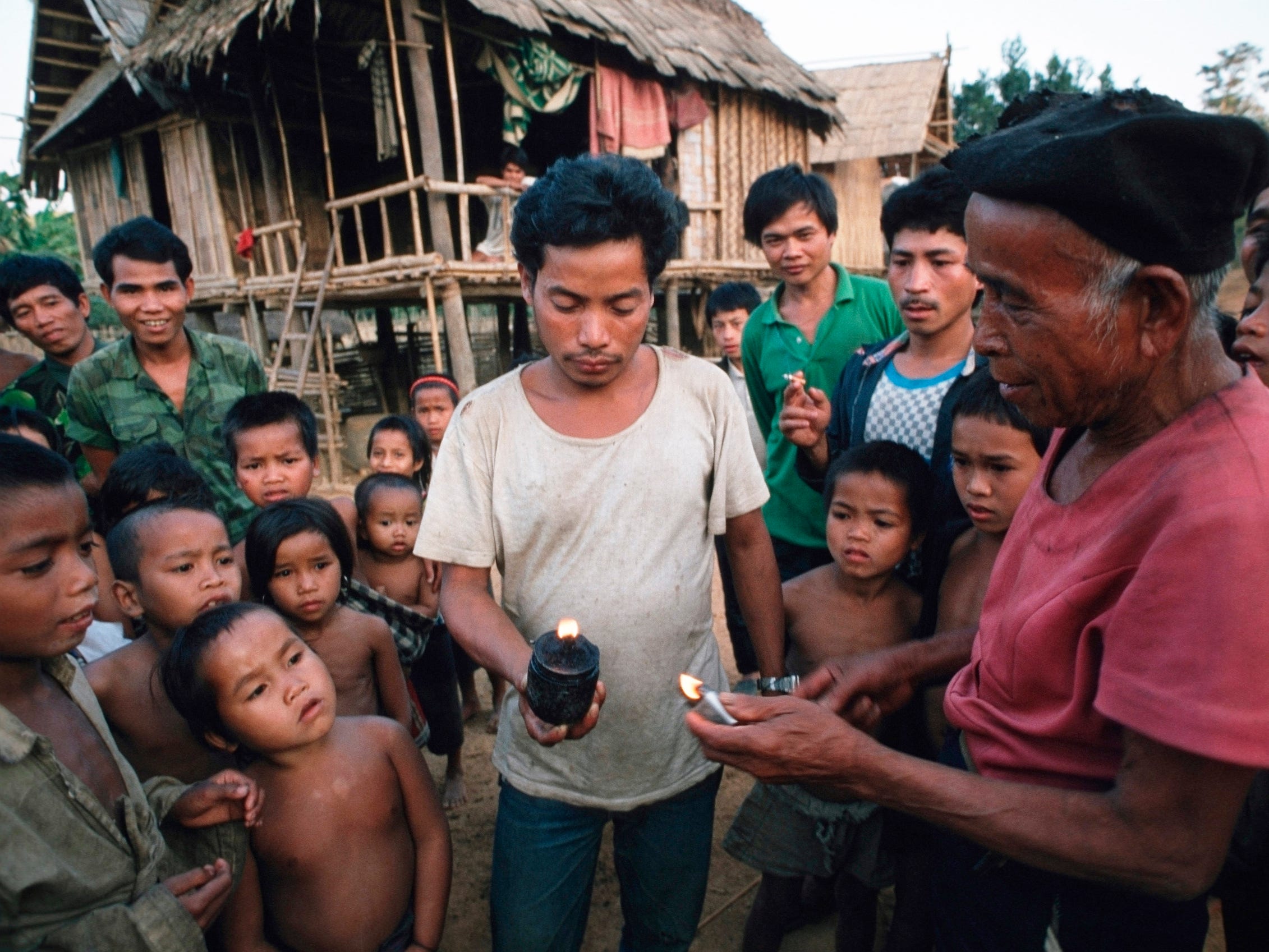 Dorfbewohner zeigen in Laos eine Streubombe.