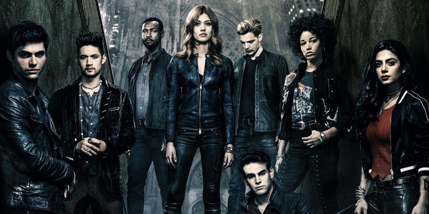 Die Charaktere von Shadowhunters in Staffel 3 von links nach rechts: Alec, Magnus, Luke, Clary, Jace, Simon, Maya und Isabelle