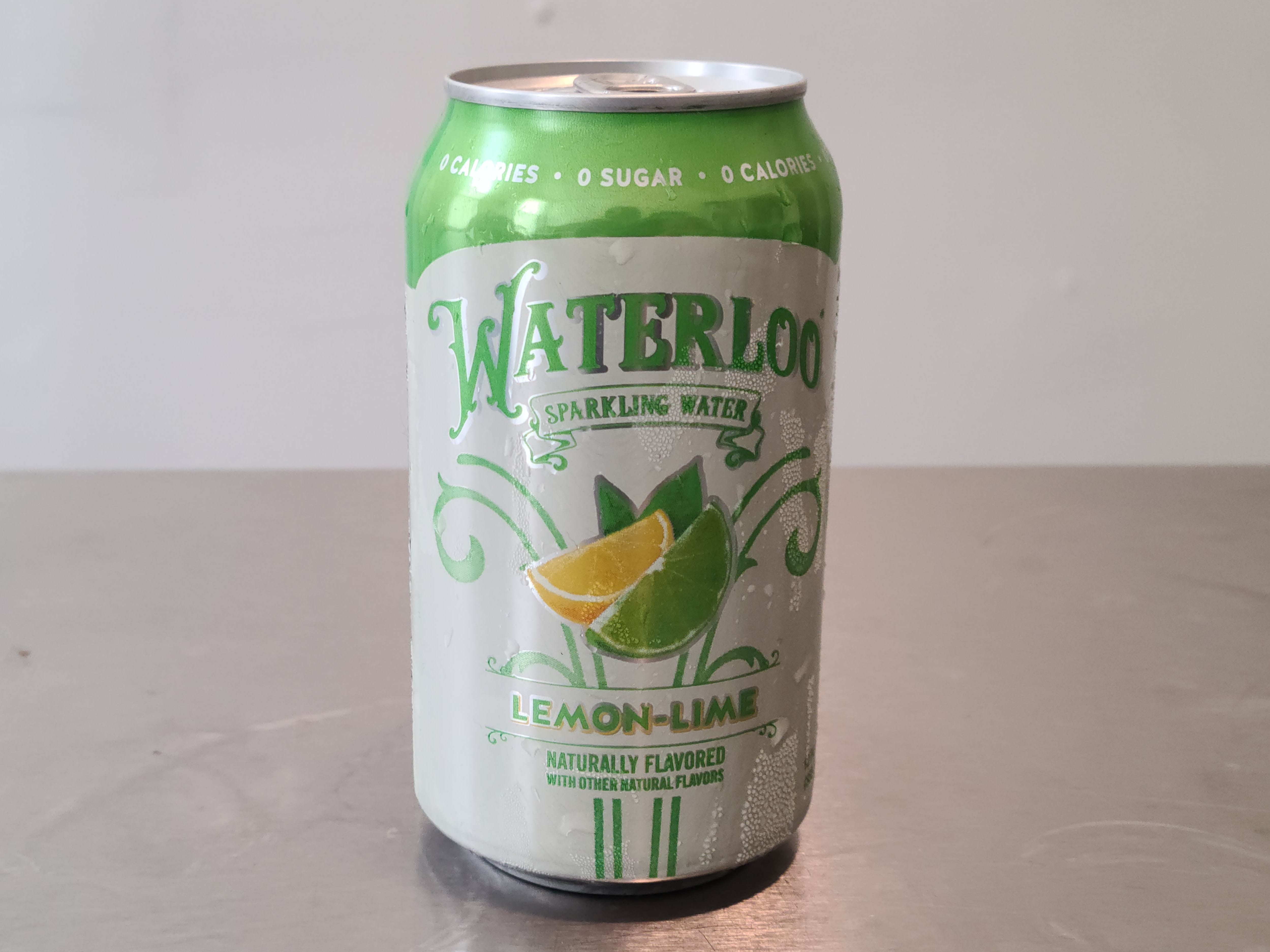 Dose Waterloo-Zitronen-Limetten-Sprudelwasser auf einer Küchentheke