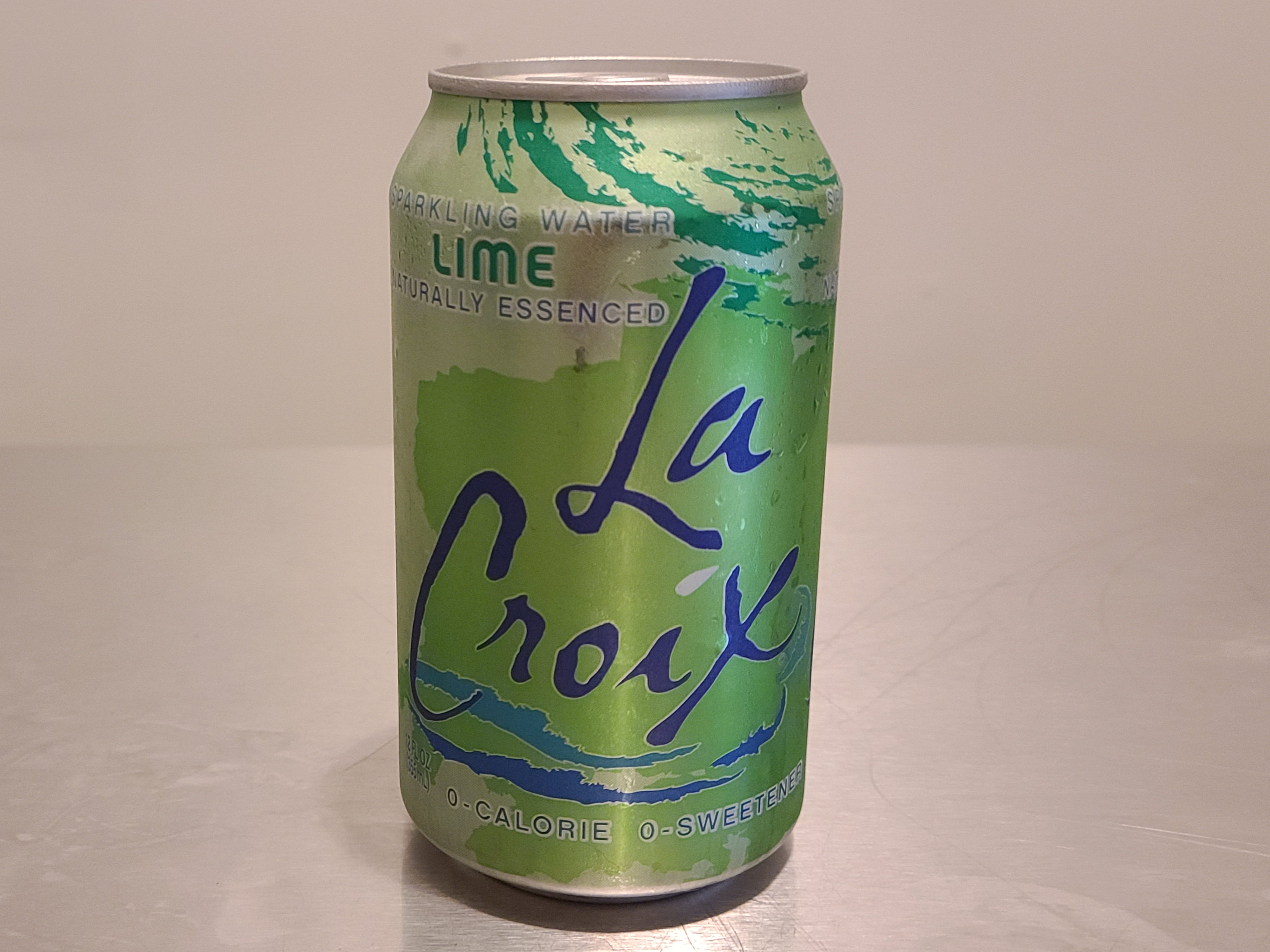 Dose Limettenwasser La Croix auf einer Küchentheke