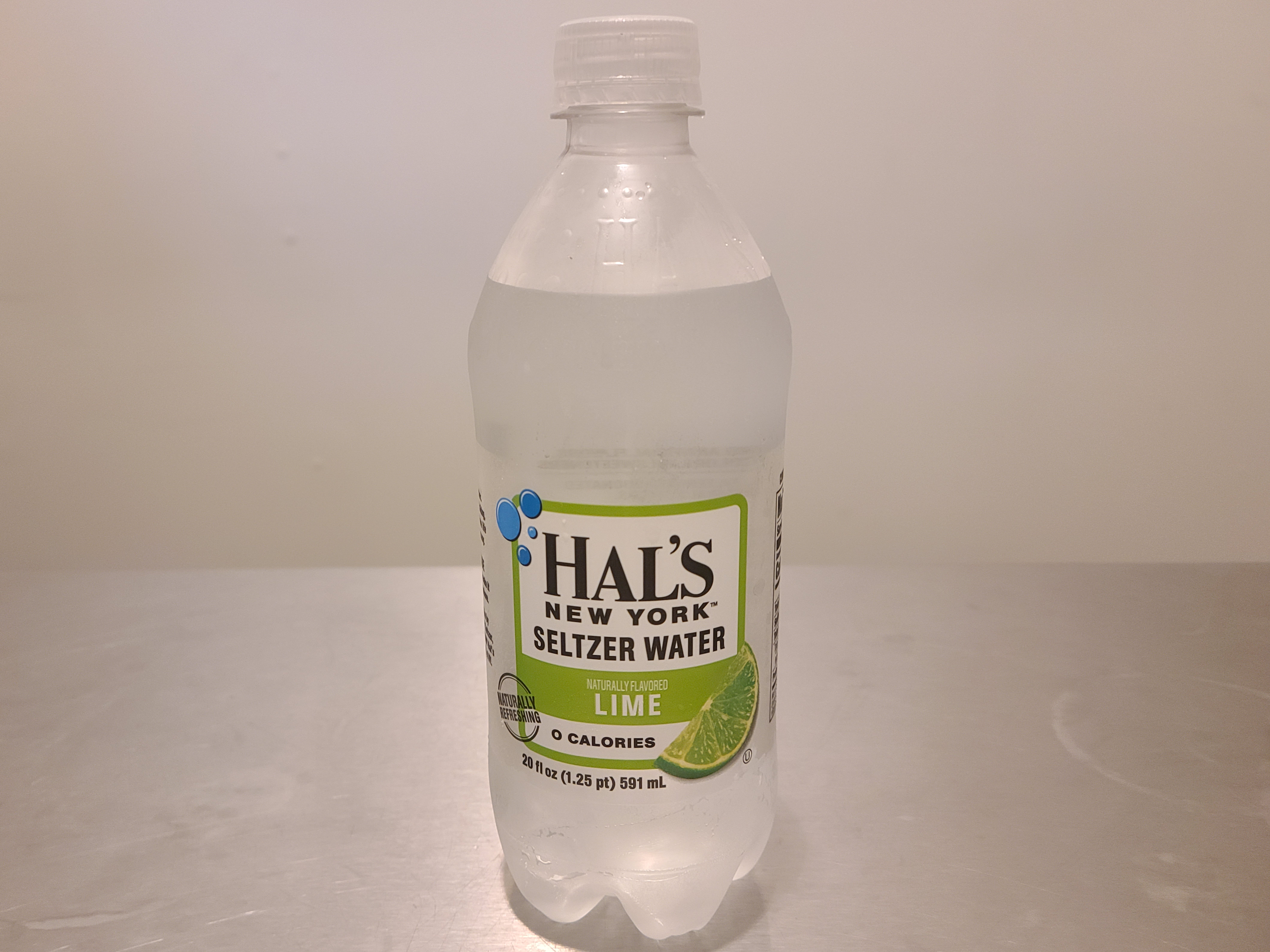 Eine Flasche Hals-Selterwasser mit Limettengeschmack auf einer Küchentheke