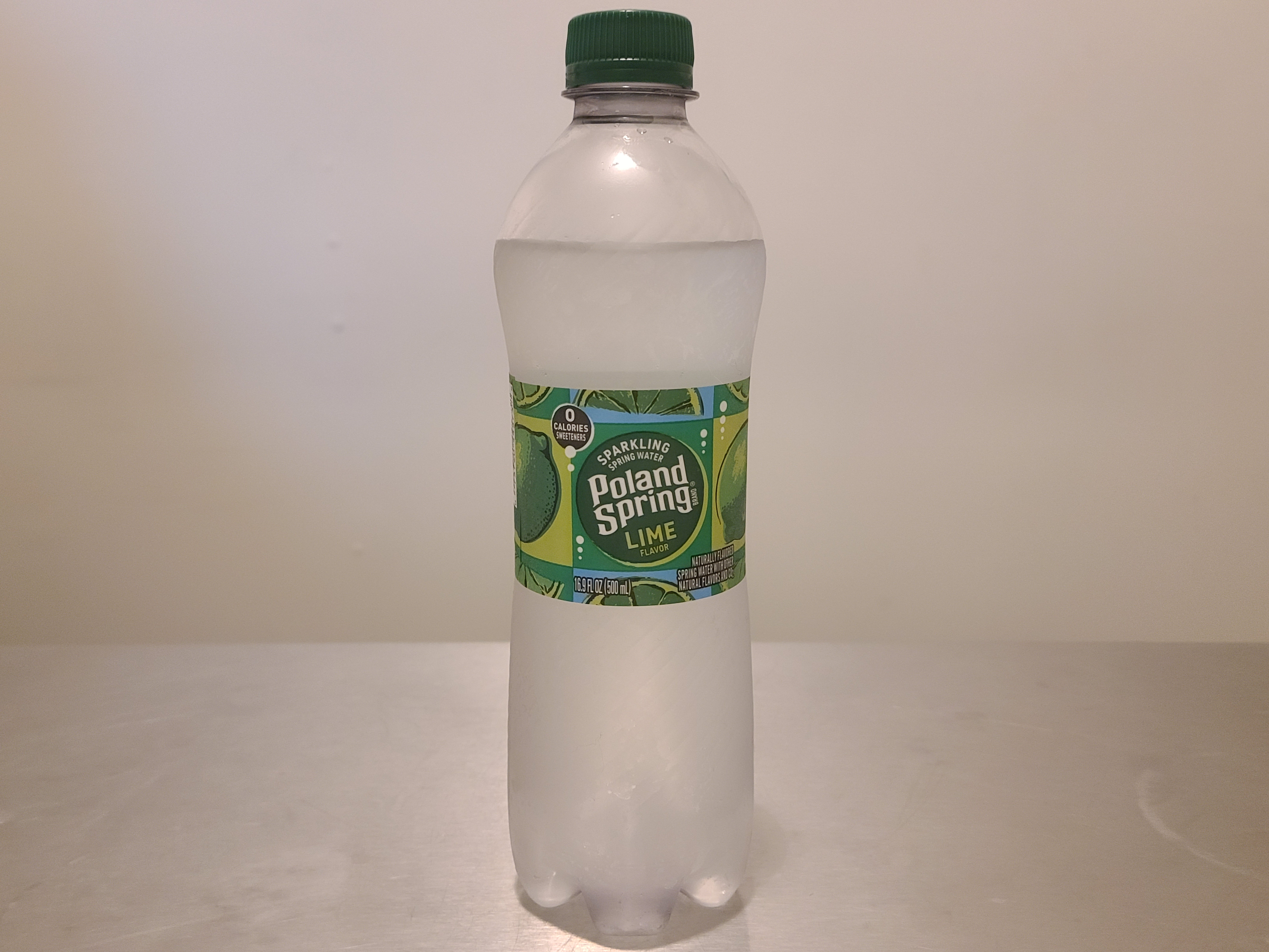 Eine Flasche polnisches Quellwasser mit Limettensprudel auf einer Küchentheke