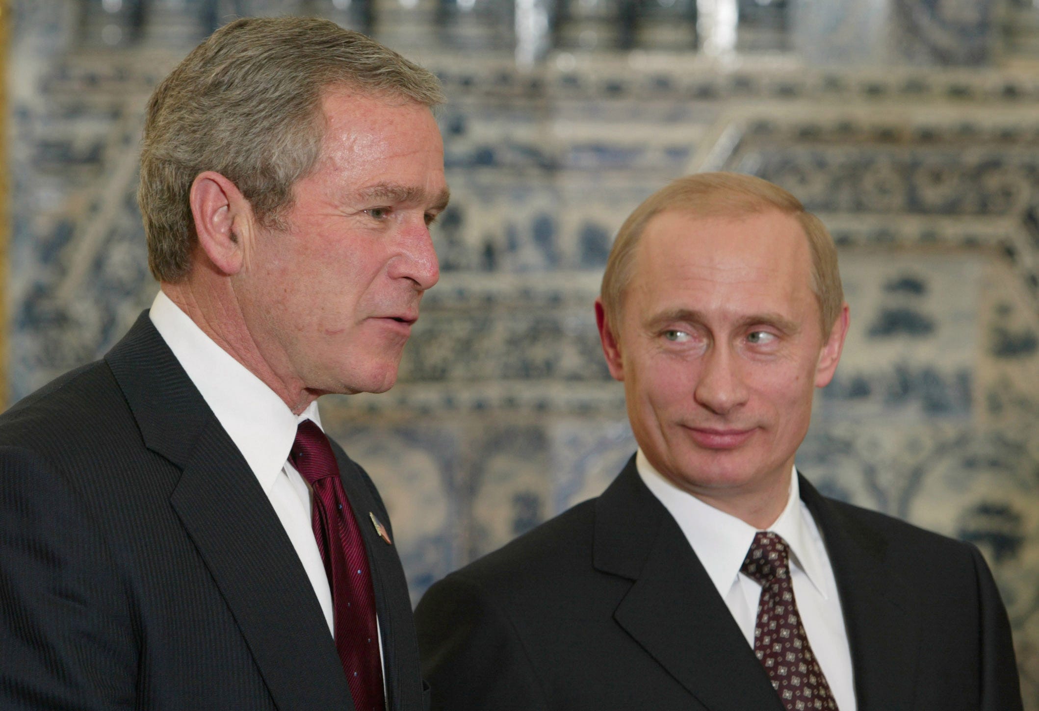 Der russische Staatschef Wladimir Putin hört seinem US-Amtskollegen George W. Bush vor einem Abendessen am 14. Juli 2006 zu.