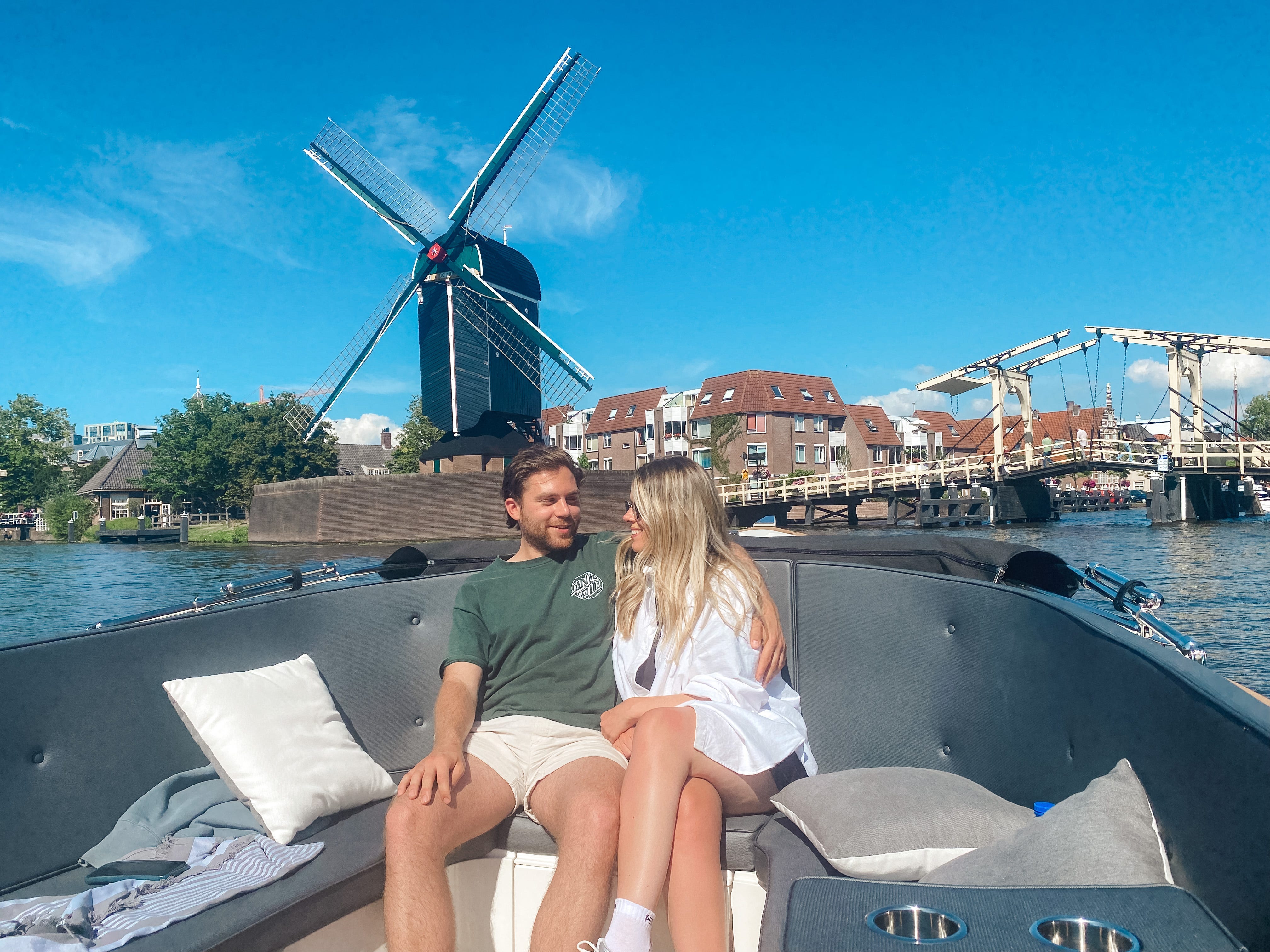 Die Schriftstellerin und ihr Partner auf einem Boot in den Niederlanden