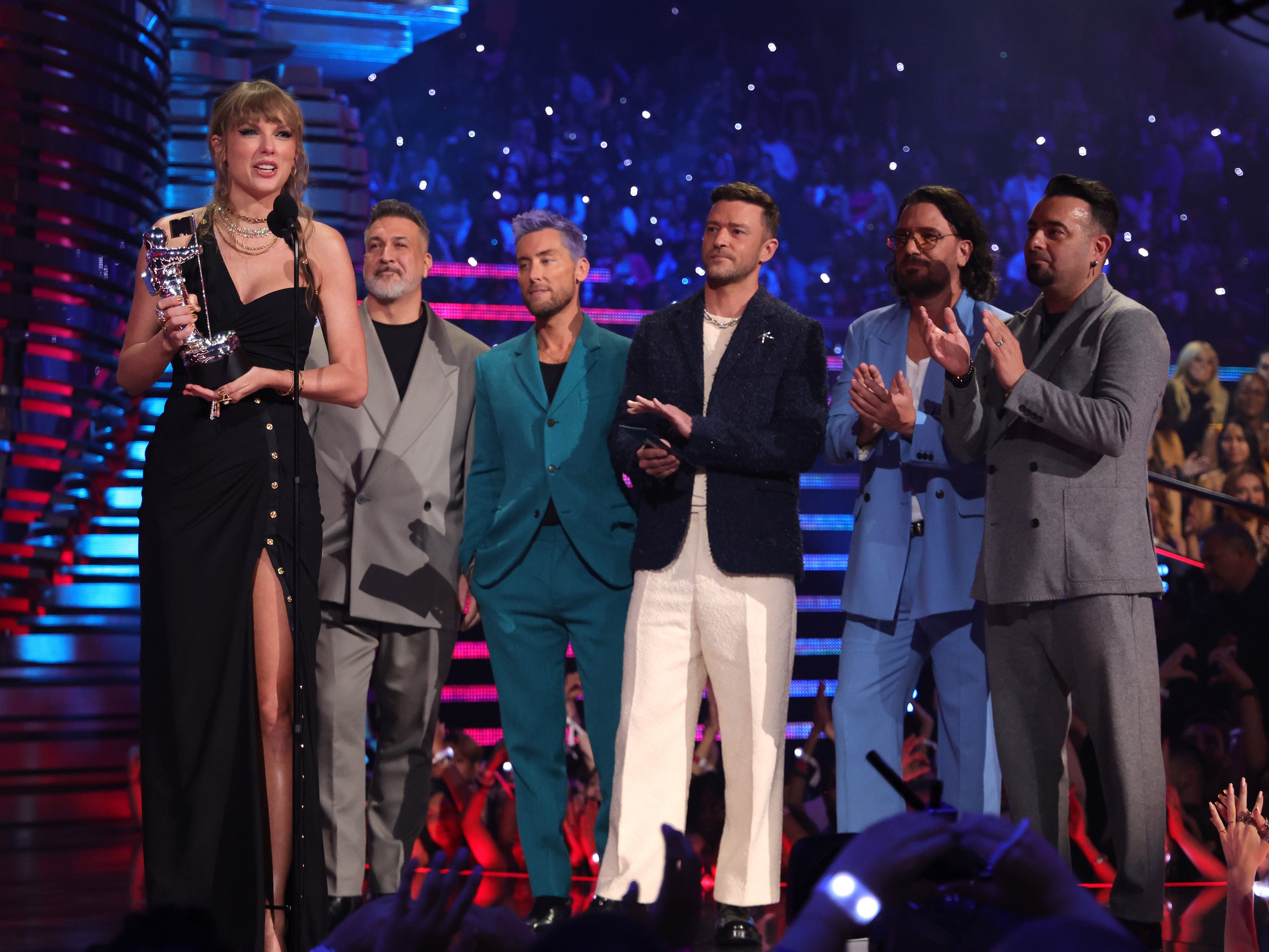 Taylor Swift nimmt den Best Pop Award für „Anti-Hero“ auf der Bühne während der MTV Video Music Awards 2023 im Prudential Center am 12. September 2023 in Newark, New Jersey, entgegen.