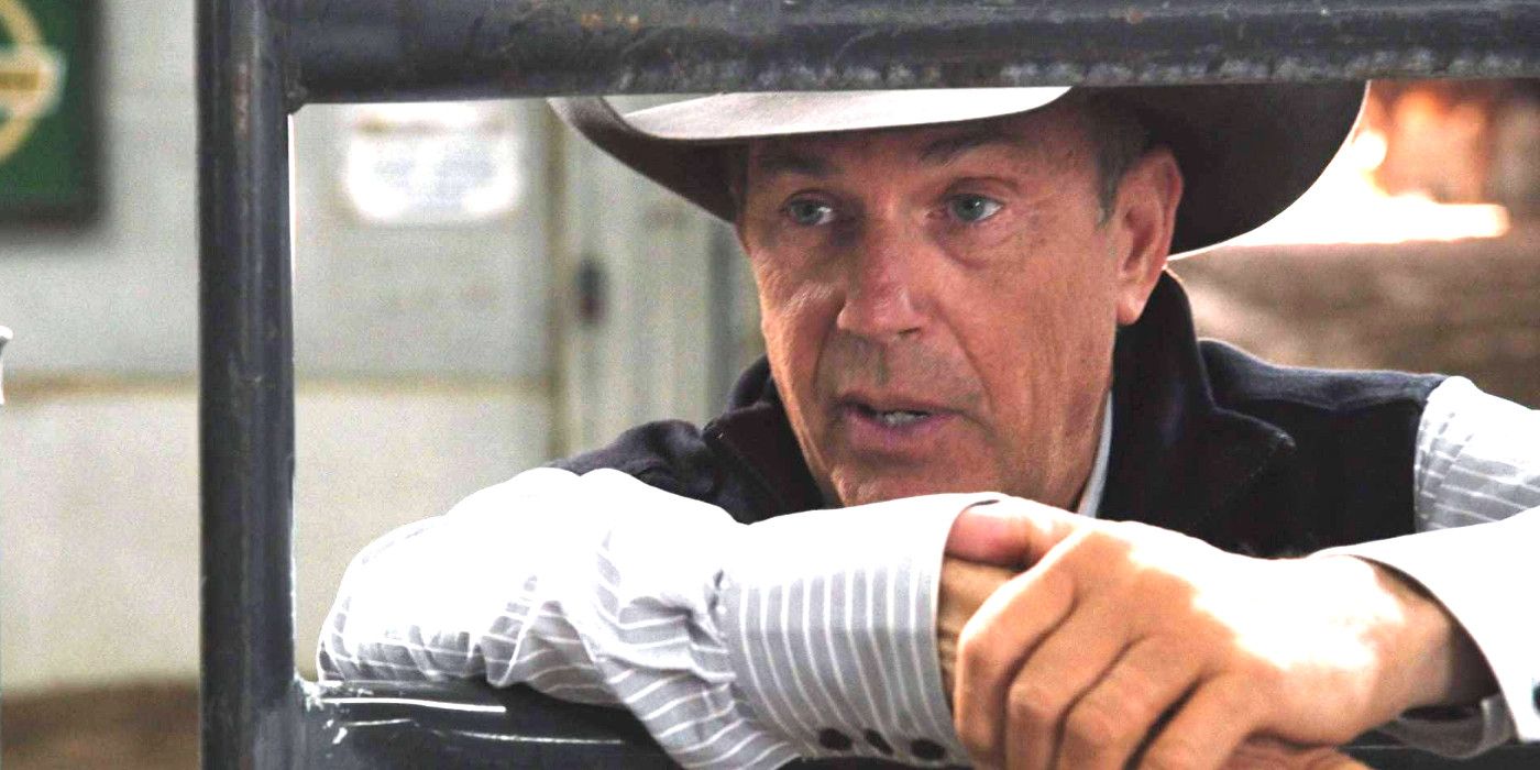 Kevin Costner als John Dutton in Yellowstone mit Cowboyhut, der an einer Autotür lehnt und ein angeregtes Gespräch führt