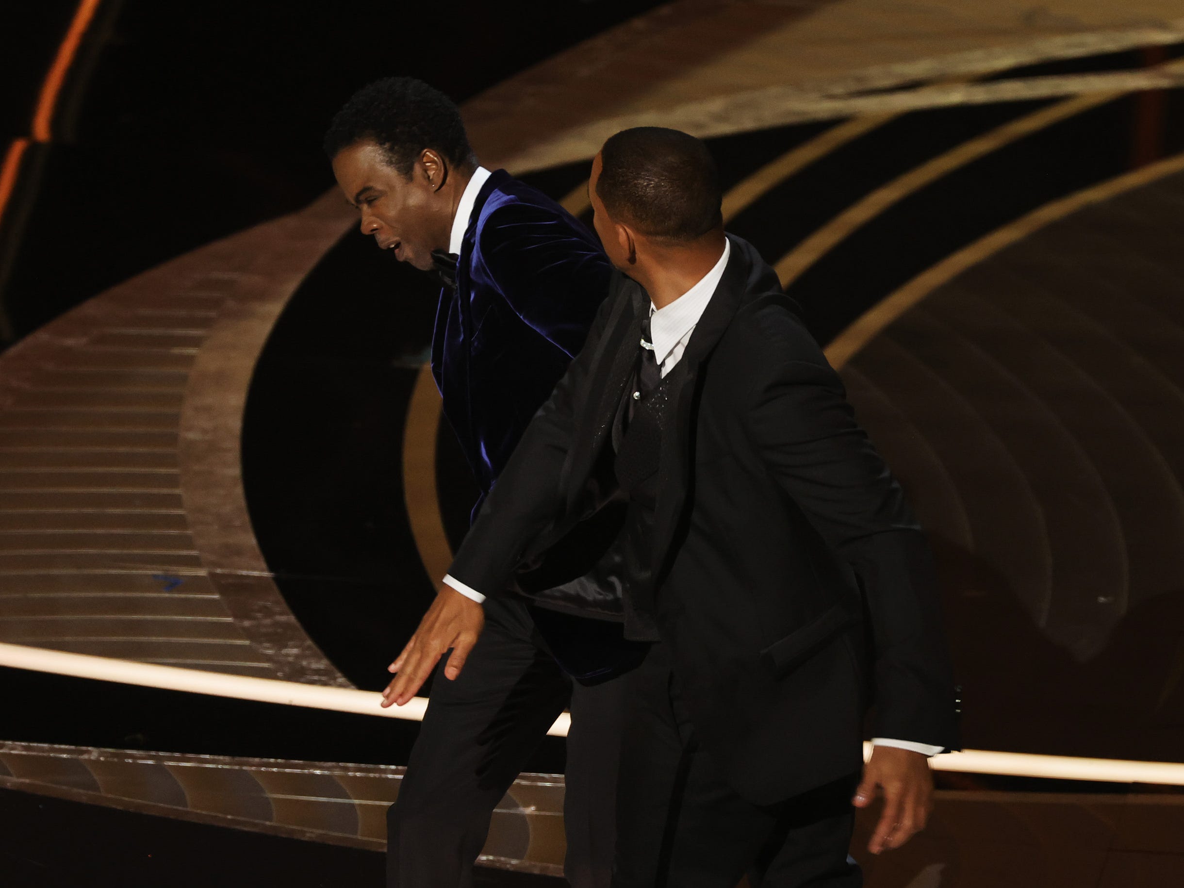 Will Smith gibt Chris Rock während der Oscar-Verleihung auf der Bühne eine Ohrfeige.