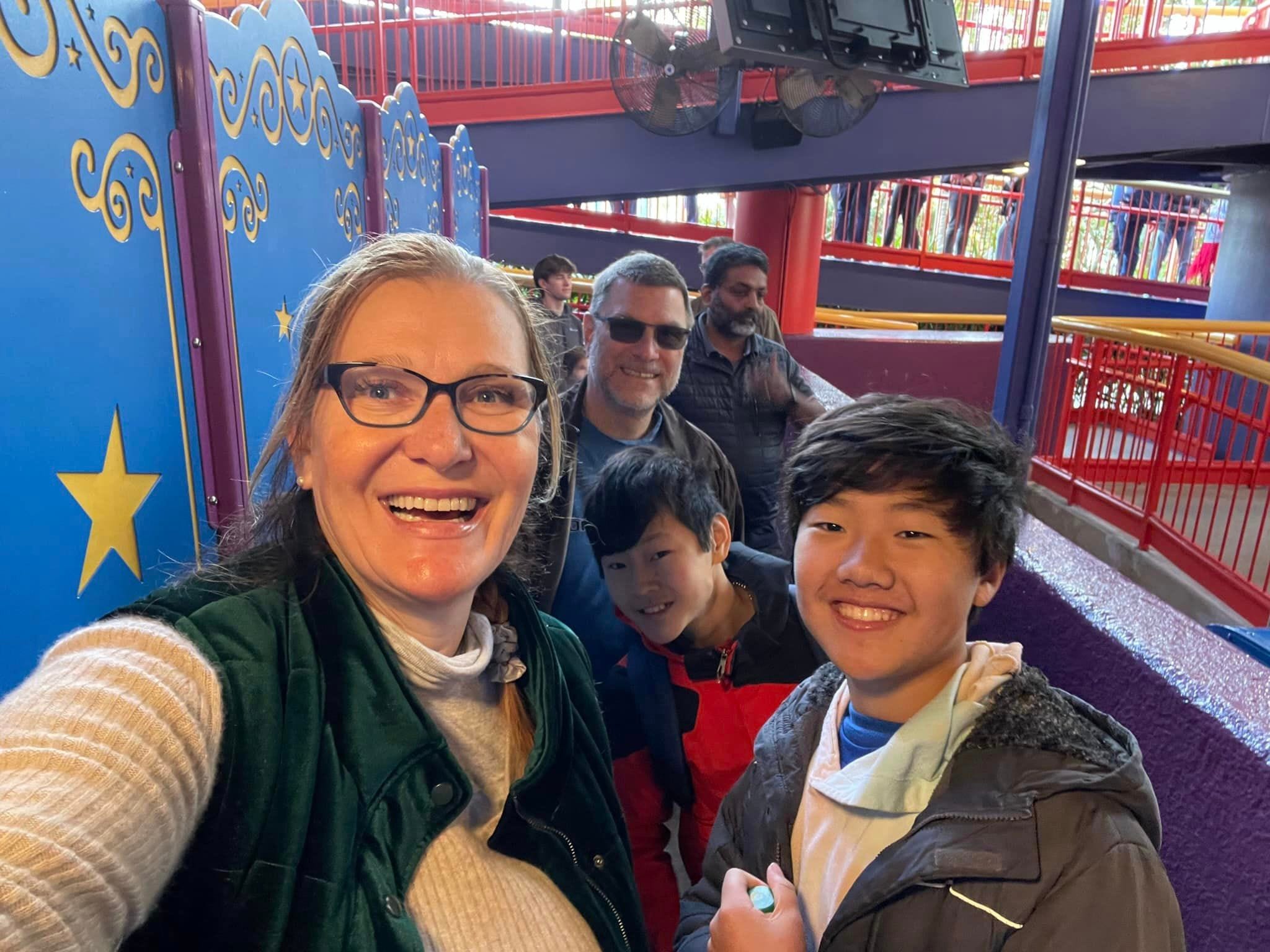 Jill Robbins und ihre Familie warten auf Simpsons Ride