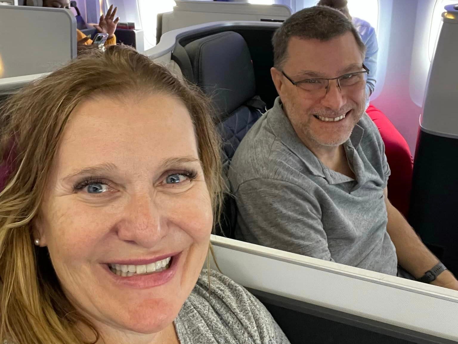 Die Autorin Jill Robbins und ihr Mann lächeln in der ersten Klasse