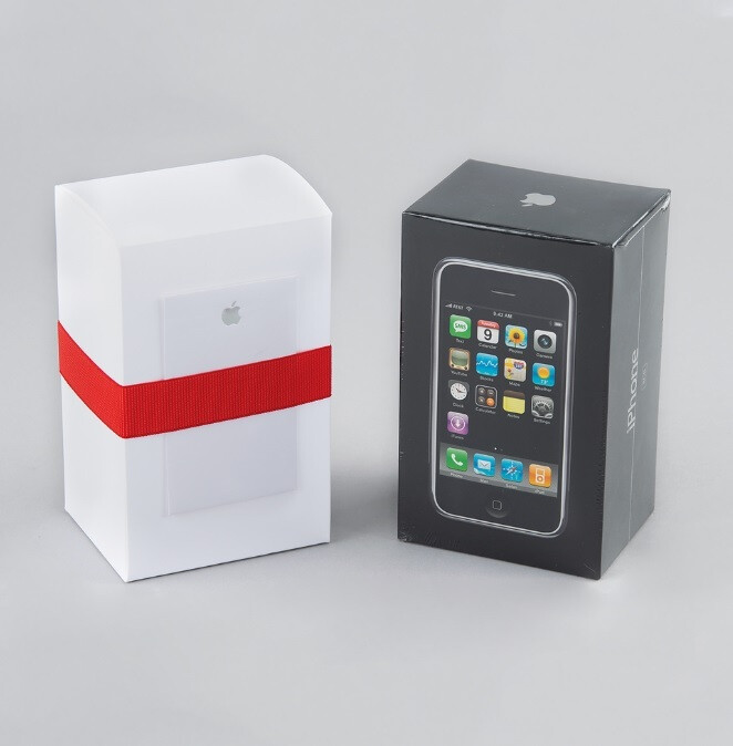 Eine 8-GB-Original-iPhone-Einheit, immer noch versiegelt und in der Original-Geschenkverpackung von Apple – ein von Jobs signiertes iPad von 2010, ein „Heiliger Gral“ von 2007.  iPhone gehört zu den Apple-Geräten, die versteigert werden