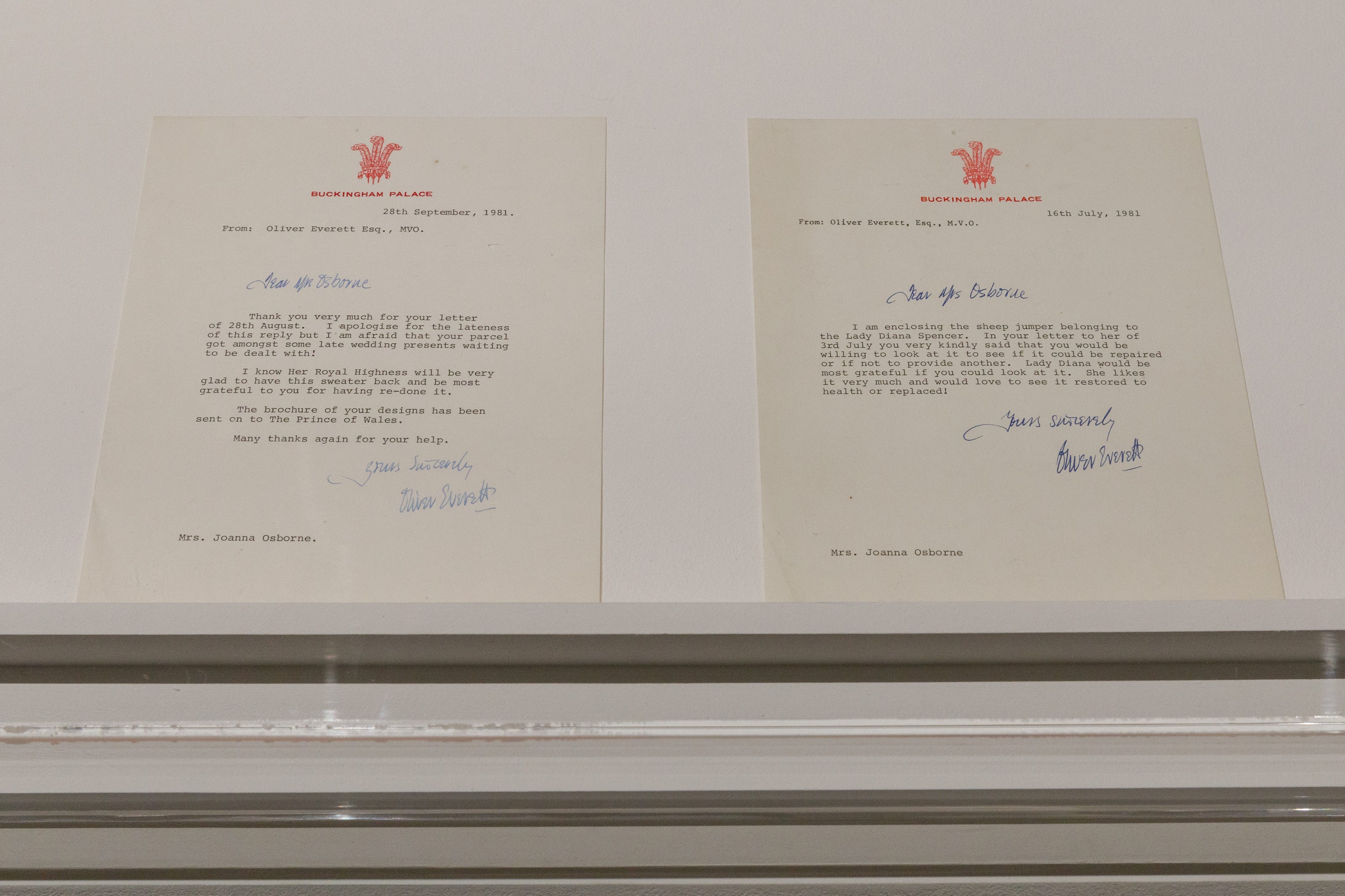 Zwei Briefe aus dem Buckingham Palace sind in einem Schrank ausgestellt.