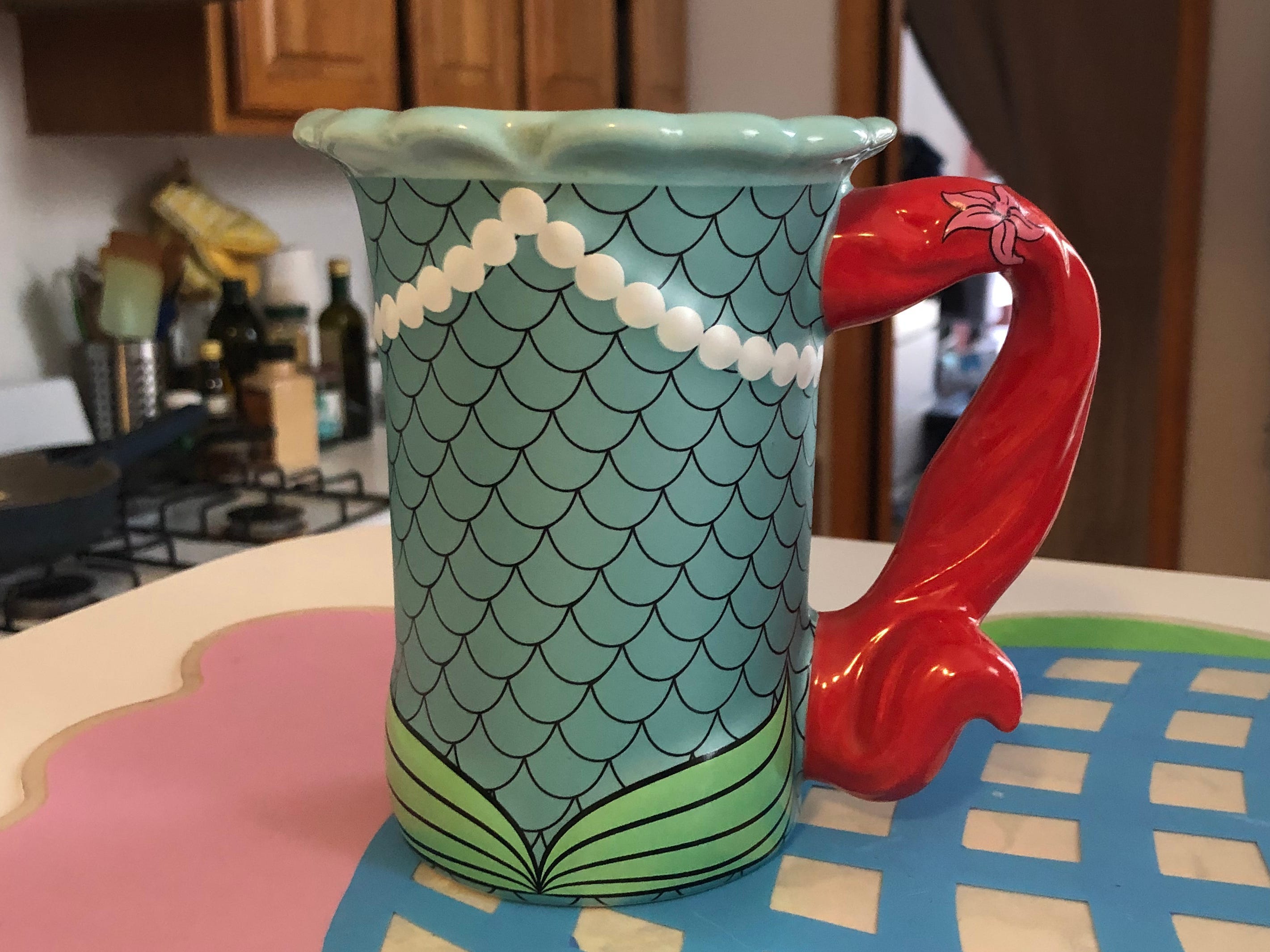 Prinzessin Ariel Kaffeetasse auf einer Küchentheke