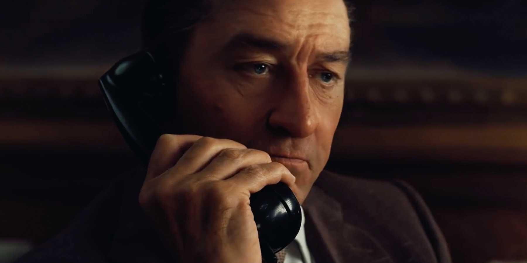 Der gealterte Robert De Niro am Telefon in The Irishman
