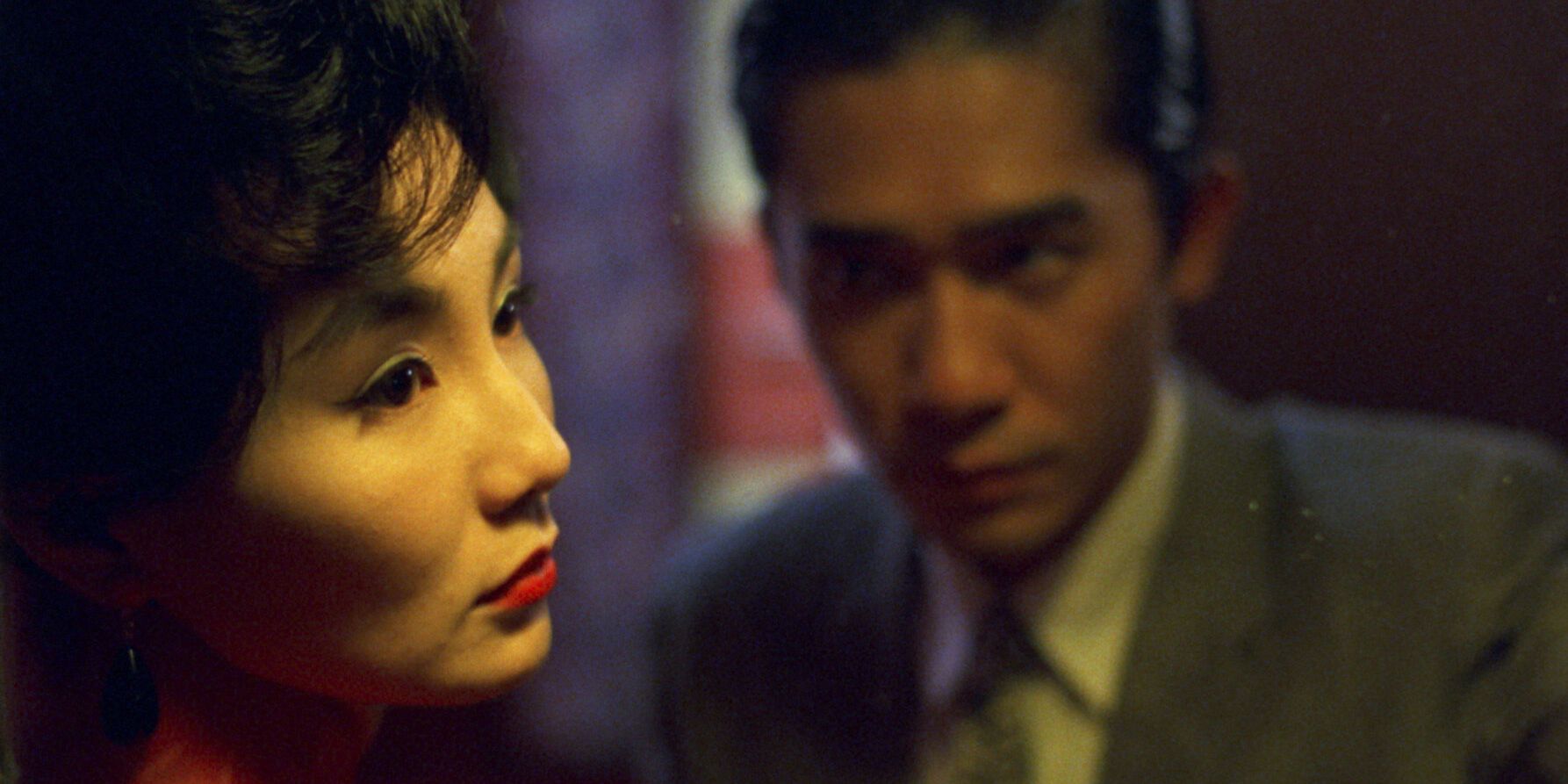 Tony Leung blickt Maggie Cheung in Wong Kar-wais „In the Mood For Love“ aufmerksam an.