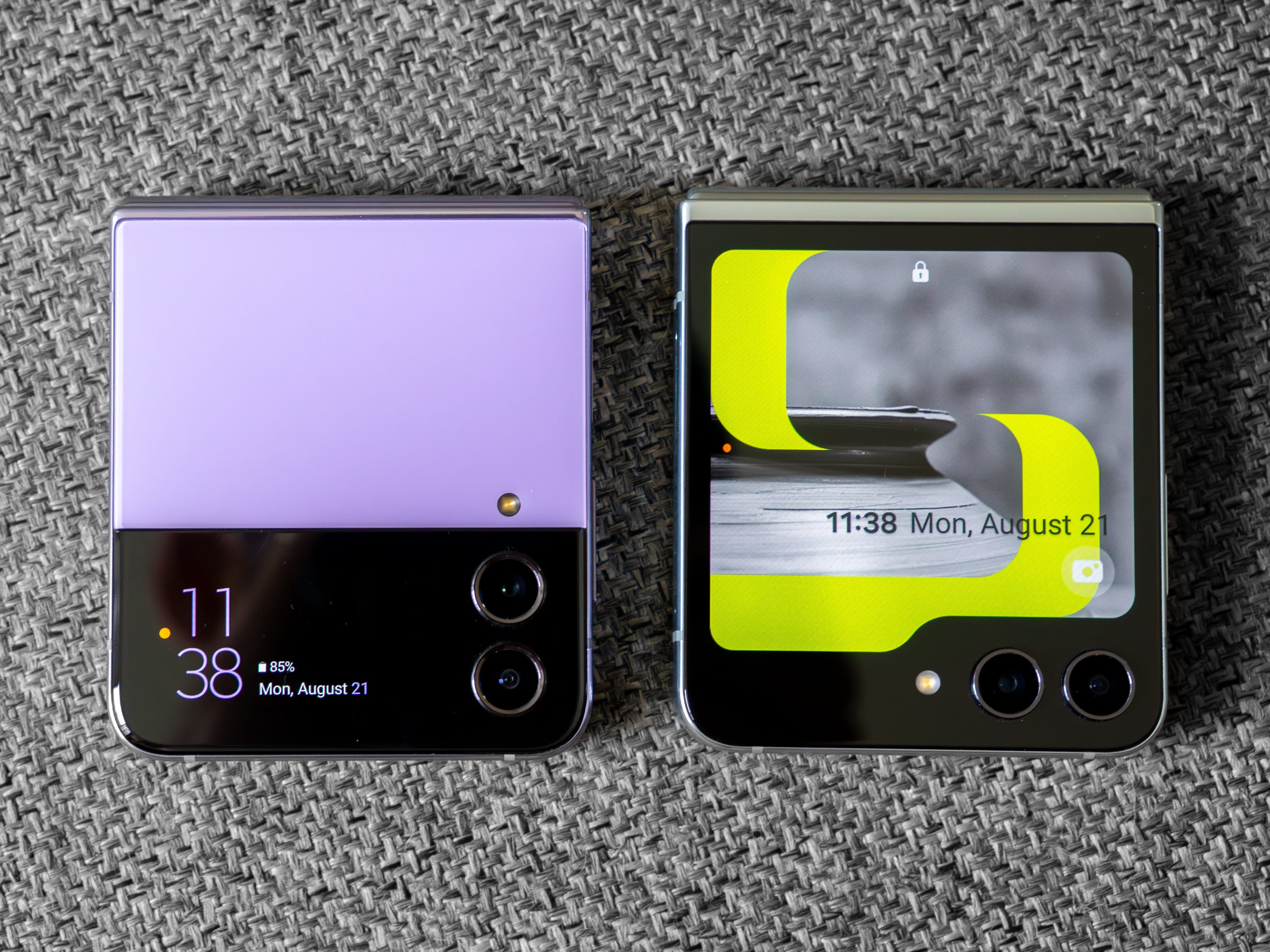 Das Cover zeigt das Galaxy Z Flip 4 und das Galaxy Z Flip 5, wobei beide Telefone zusammengeklappt sind.