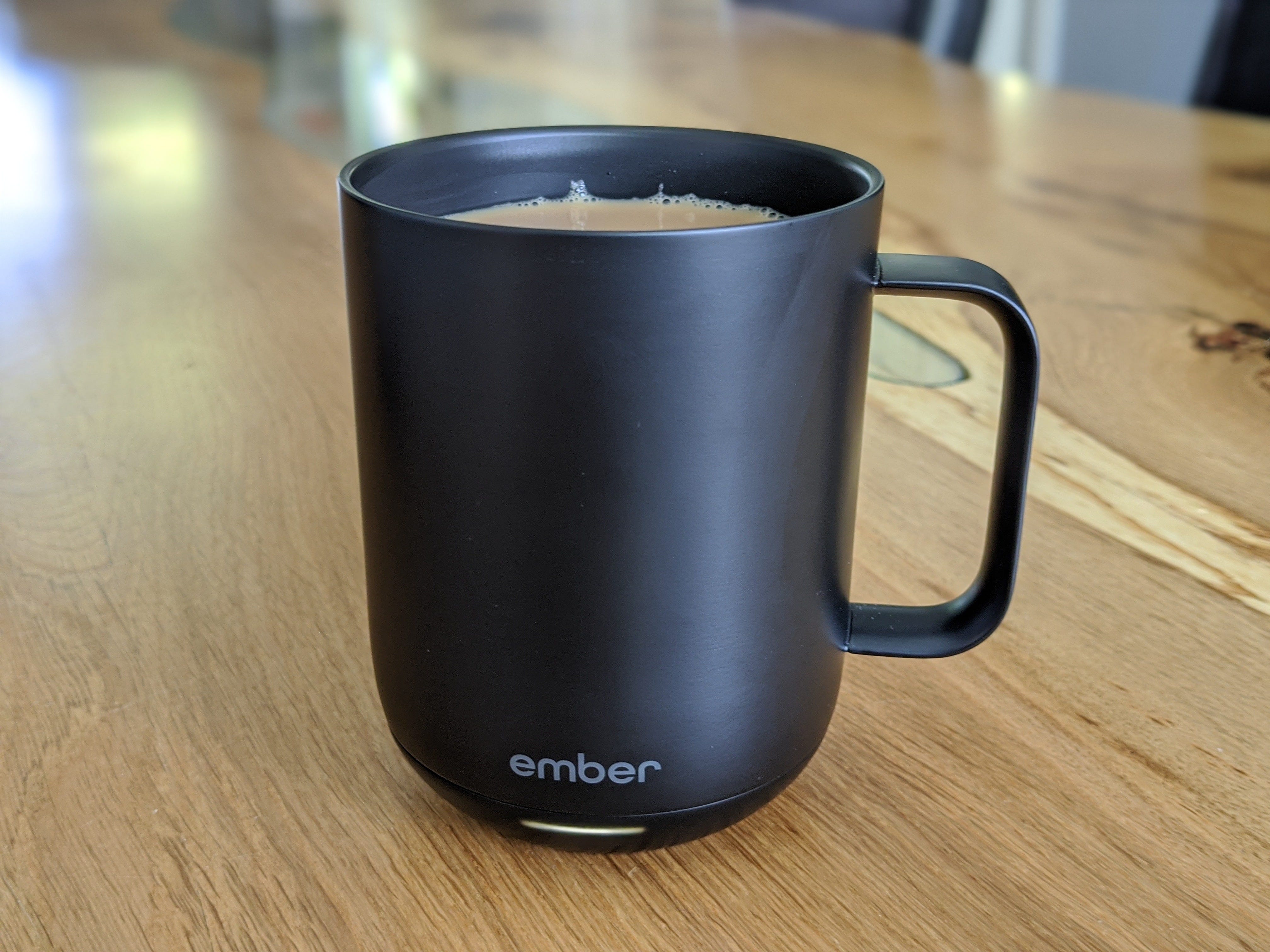 Der Ember Mug 2 gefüllt mit Kaffee.