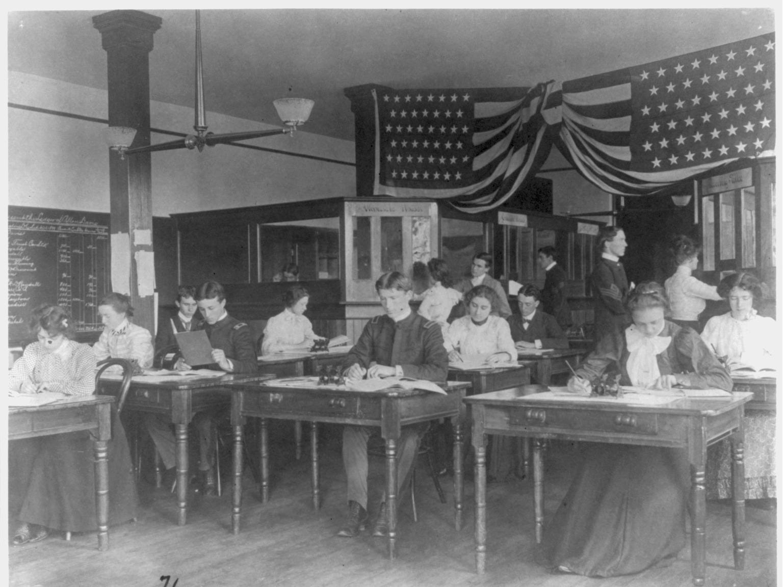 Szene im Klassenzimmer einer öffentlichen Schule in Washington, D.C. um 1899.