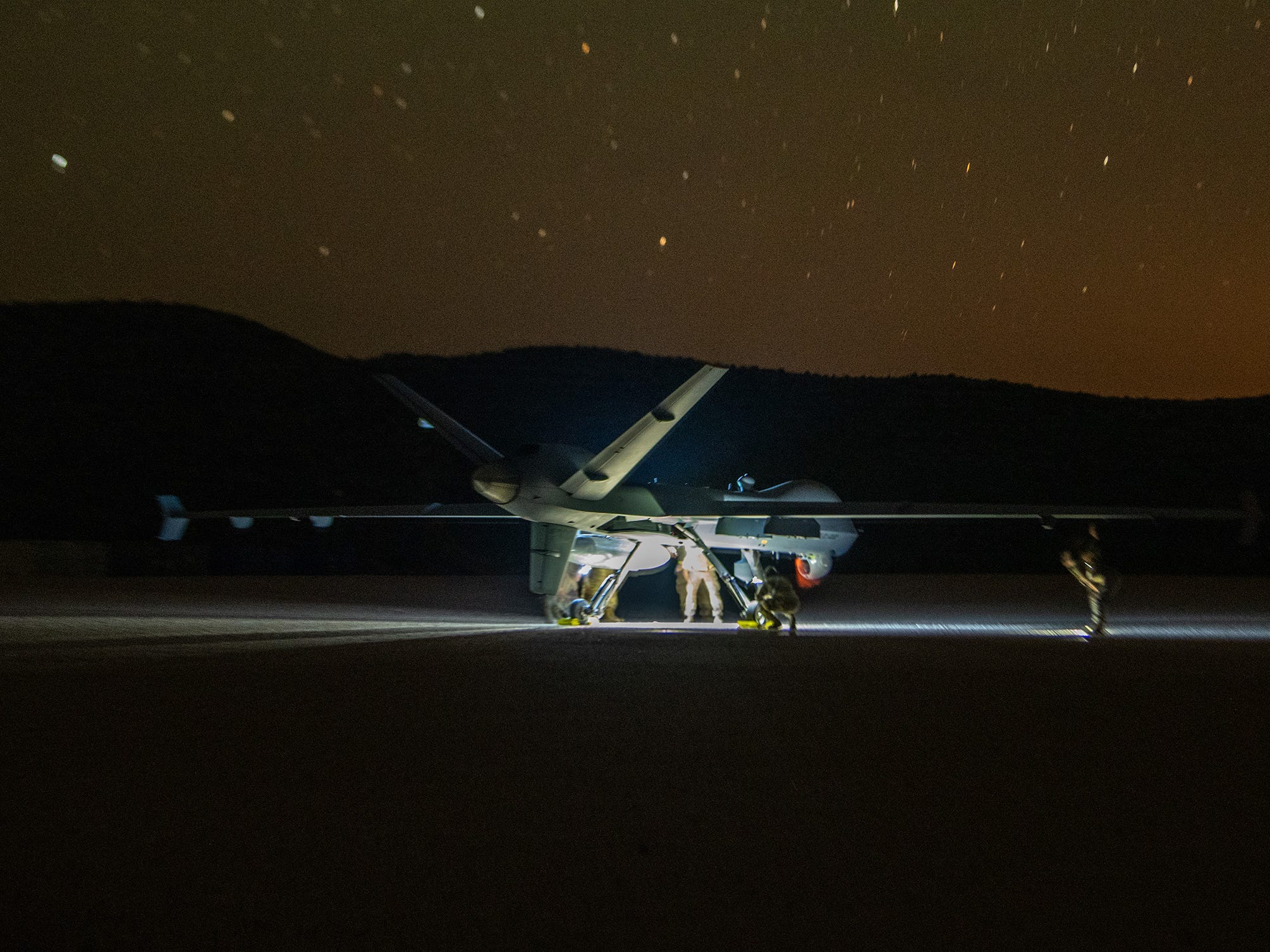 Ein MQ-9 Reaper der US-Luftwaffe führt während einer Trainingsübung in der Nähe von Fort Stockton, Texas, am 15. Juni 2023 die erste MQ-9 Reaper-Landung auf einer unbefestigten Landezone durch.