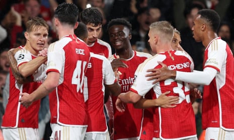 Arsenals Bukayo Saka (Mitte) feiert mit seinen Teamkollegen sein erstes Tor gegen den PSV Eindhoven.