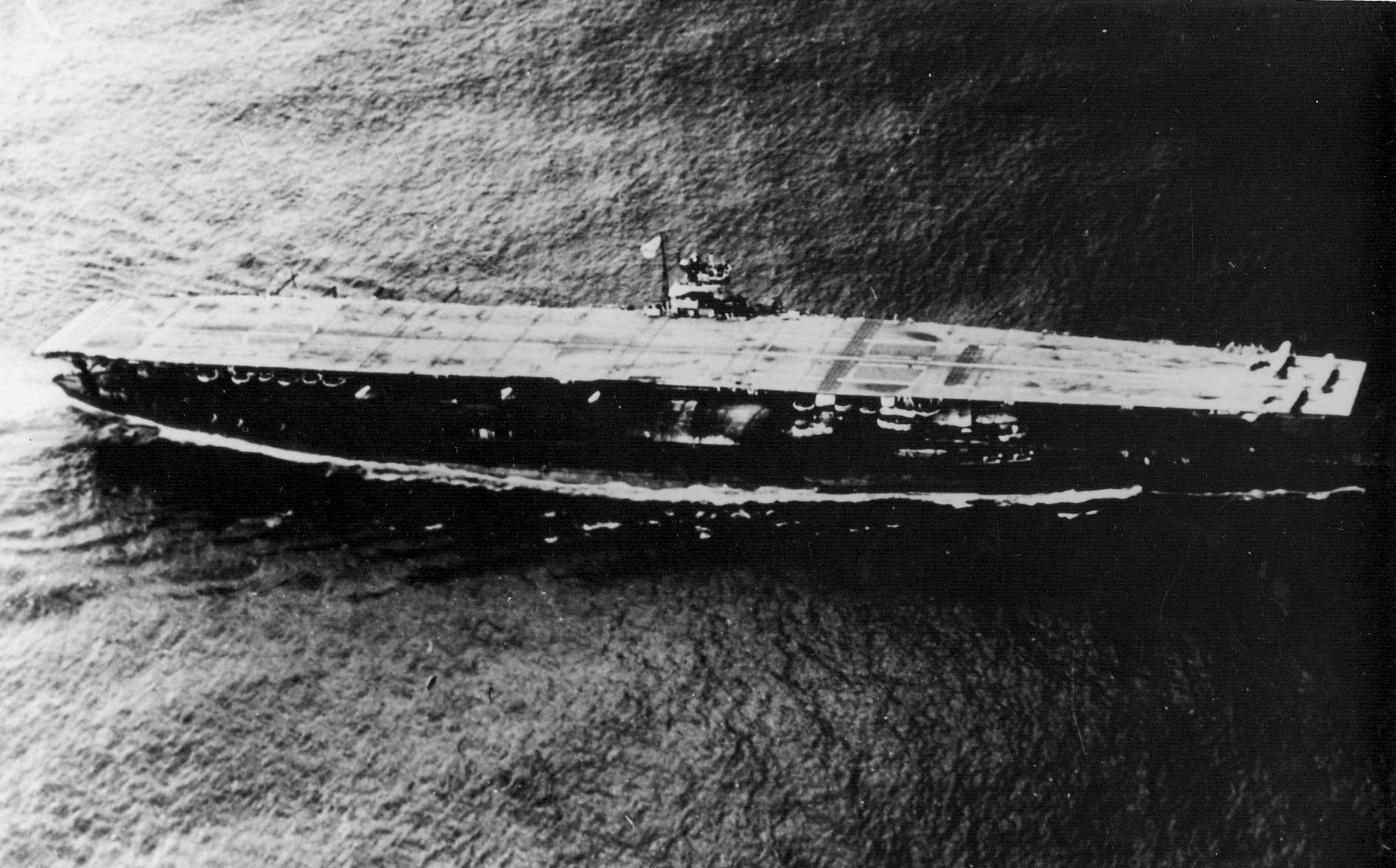 Der abgebildete japanische Flaggschiff-Flugzeugträger Akagi unterwegs im Sommer 1941.
