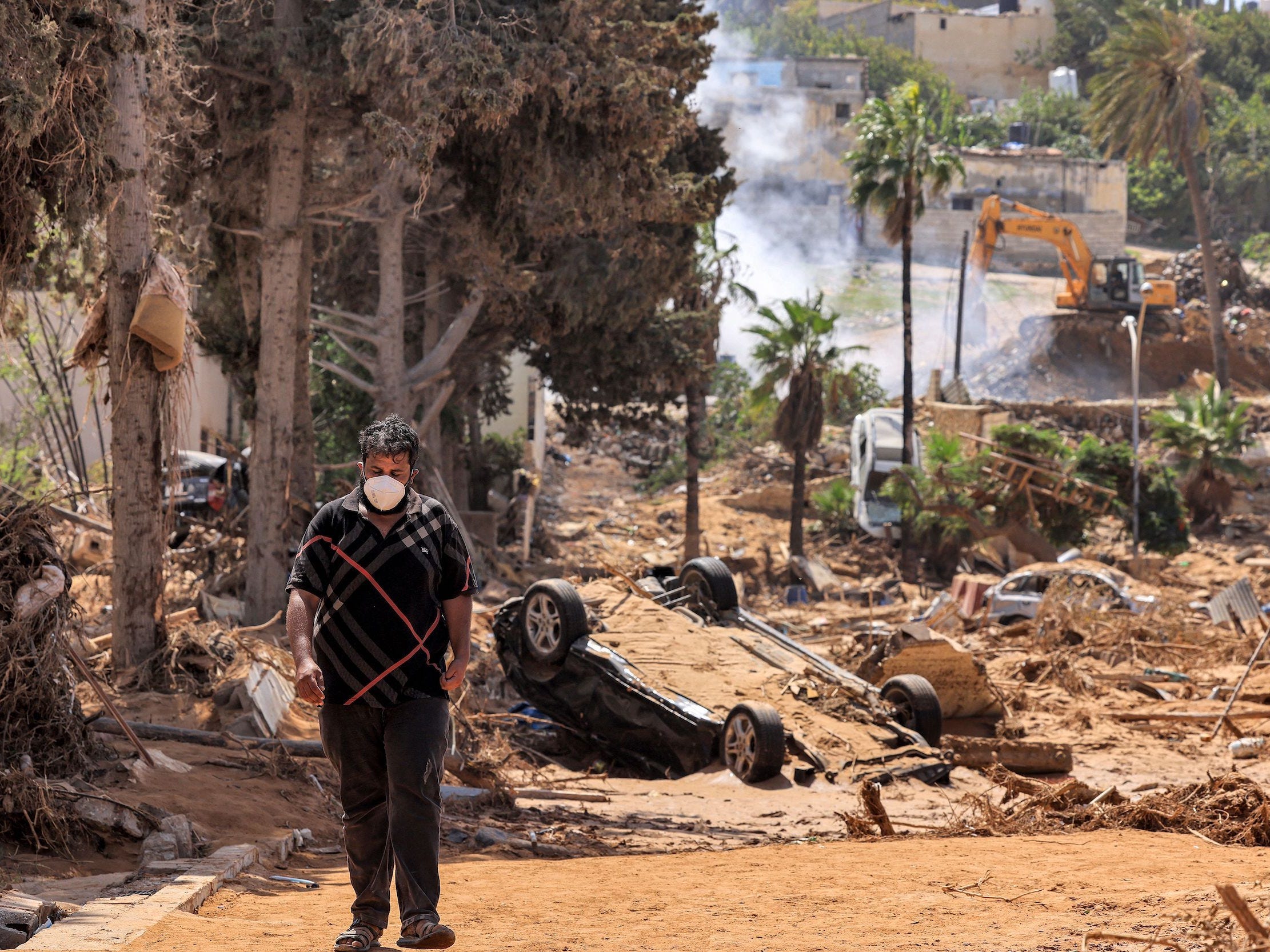 Ein Blick auf einen Mann, der durch ein zerstörtes Gebäude in der östlichen Stadt Derna in Libyen geht.