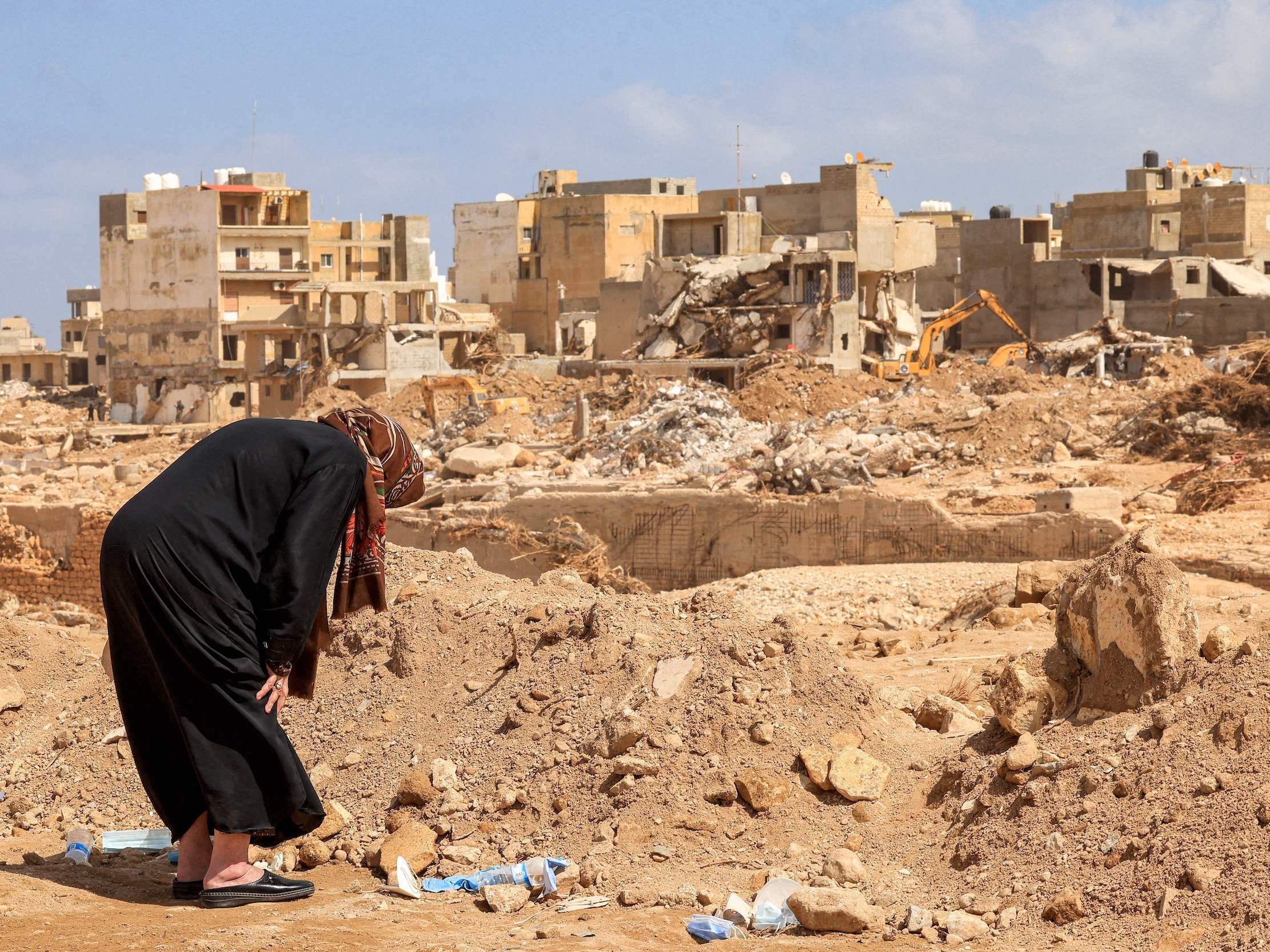 Eine Überlebende betet über den Trümmern ihres zerstörten Hauses in Derna.