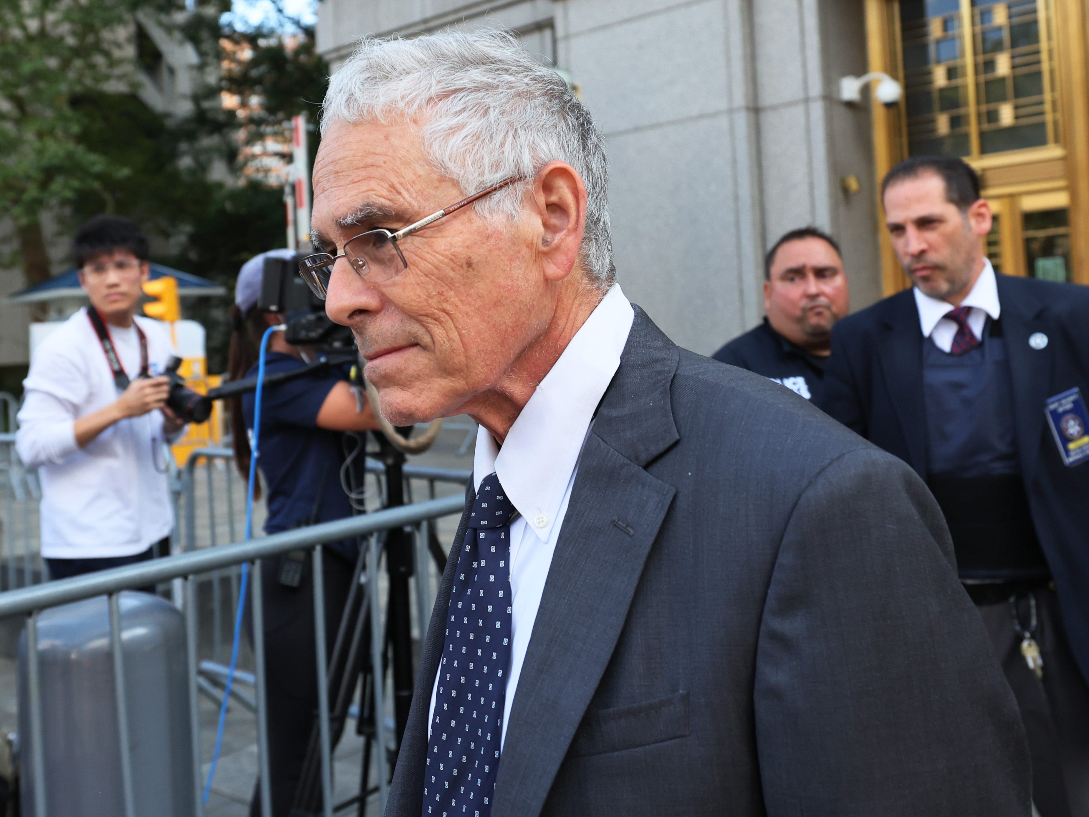Joseph Bankman, Vater des ehemaligen FTX-CEO Sam Bankman-Fried, geht nach einer Anhörung zur Kaution seines Sohnes vor dem Bundesgericht Manhattan am 11. August 2023 in New York City.