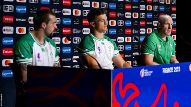 Mack Hansen, Josh van der Flier und Paul O'Connell sprechen am Freitag im Stade de France mit den Medien