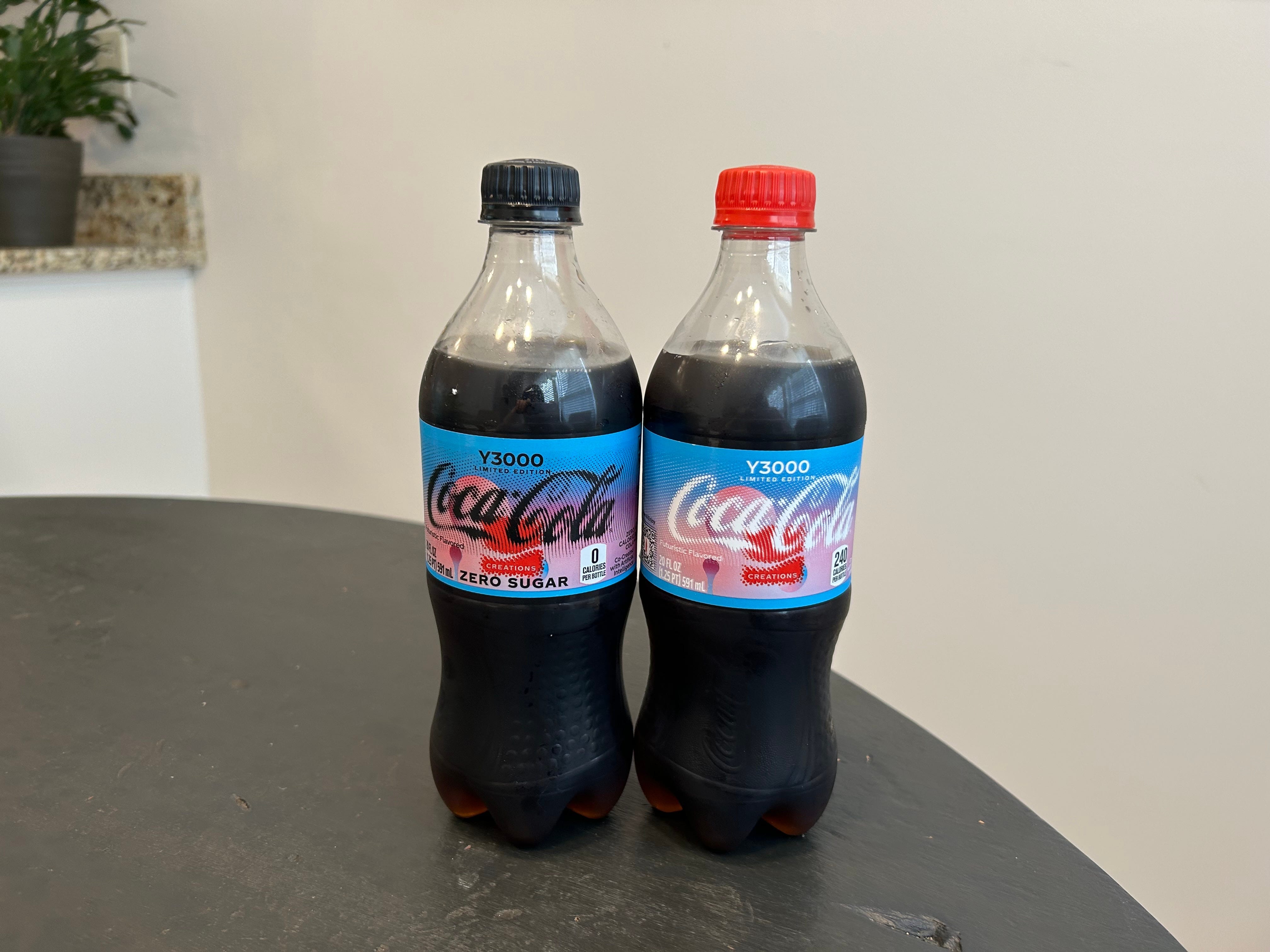 die Flaschen Coca-Cola y3000 und die zuckerfreie Version
