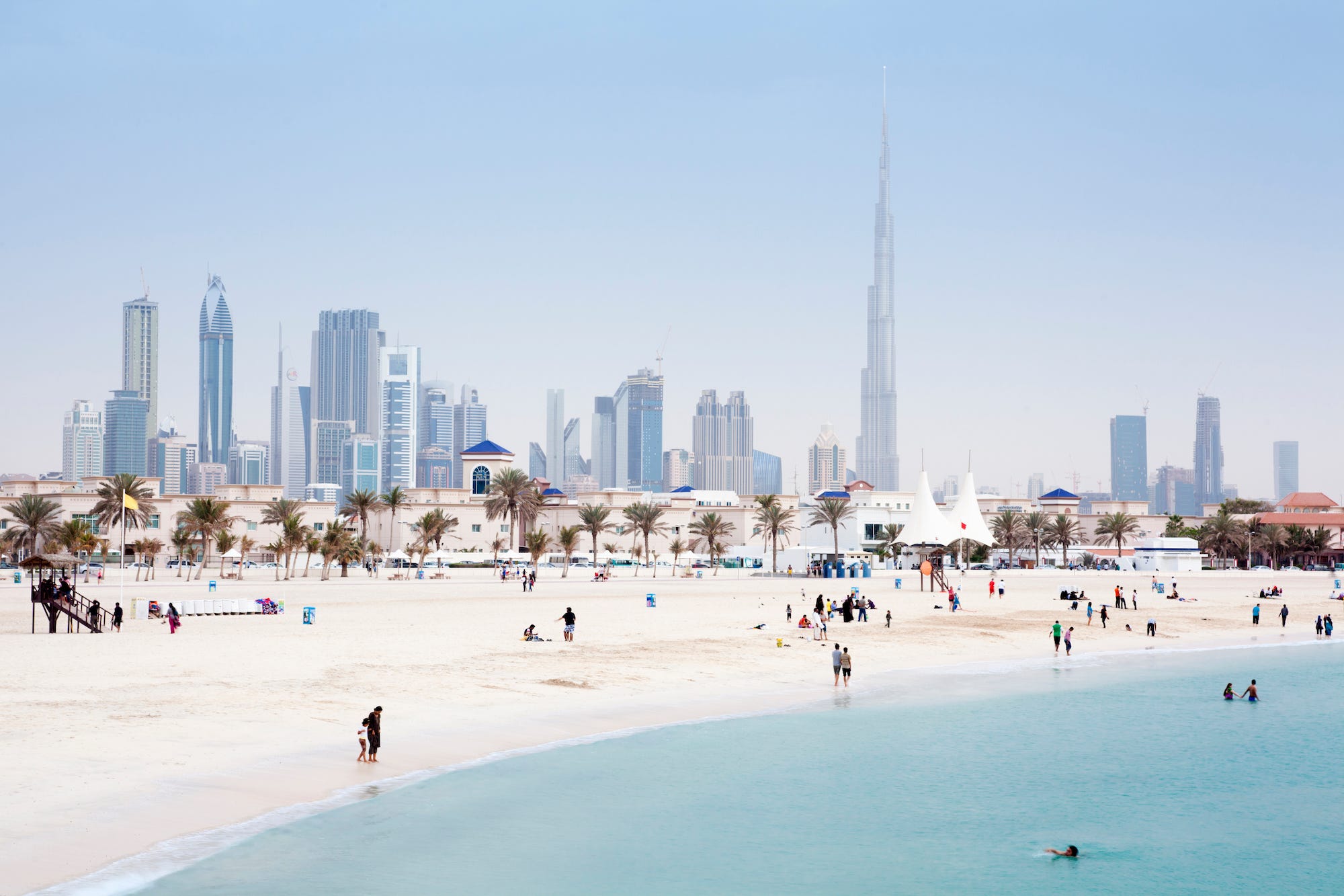 Skyline von Dubai und Jumeirah Open Beach.