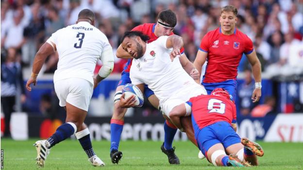 Englands Nummer acht Billy Vunipola wird beim Sieg über Chile angegriffen