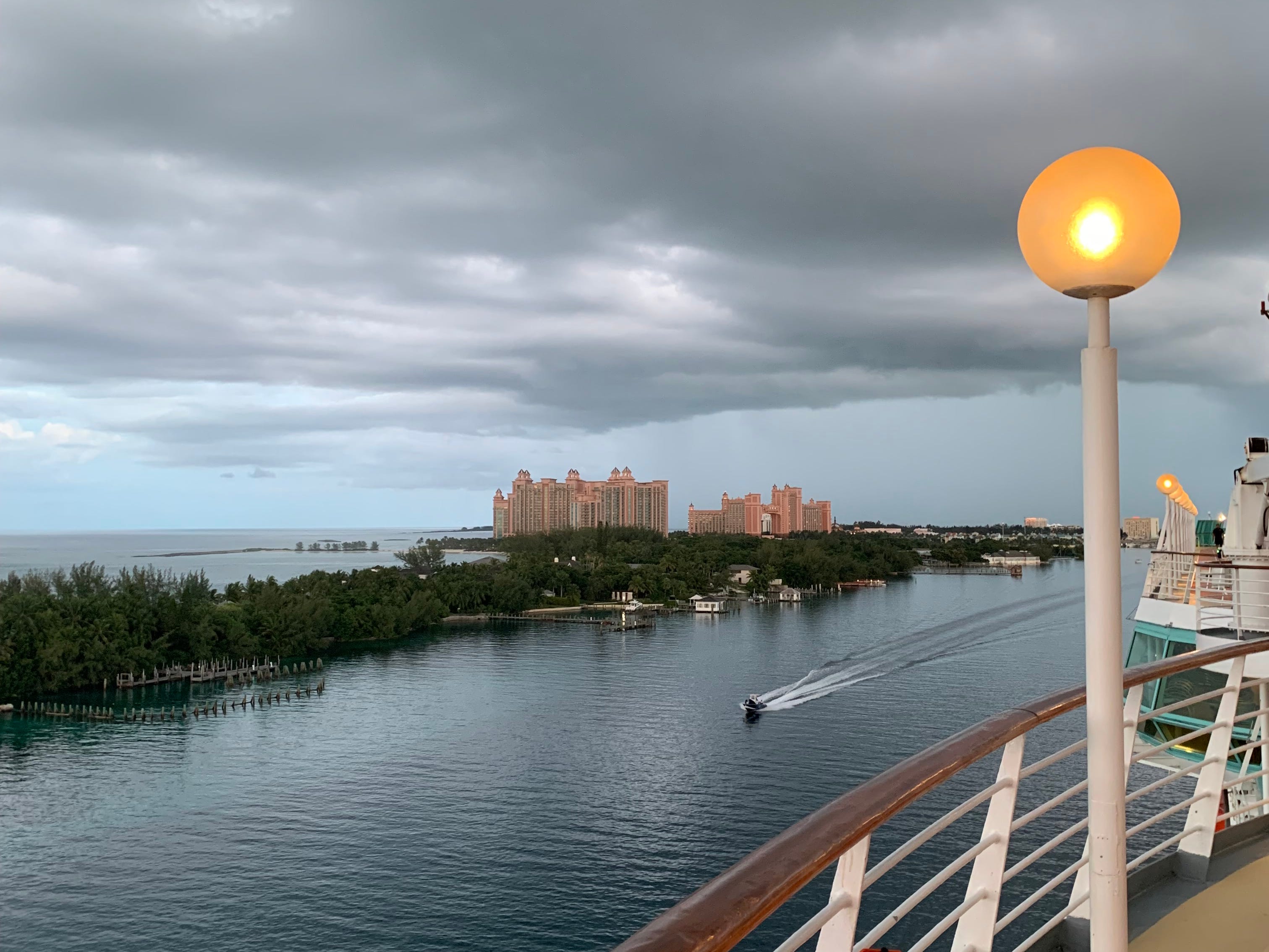 Ein Blick auf Nassau vom Schiff aus