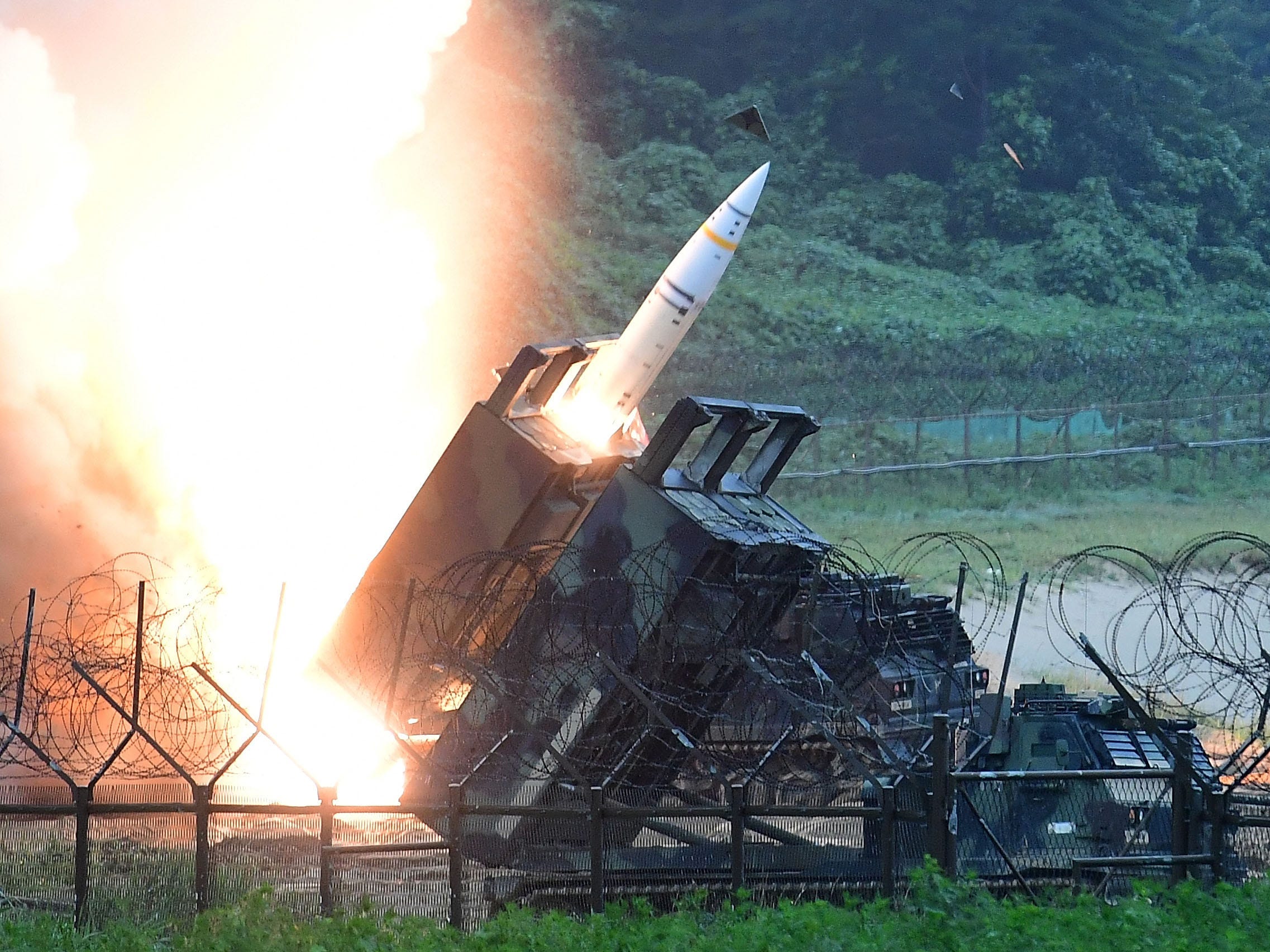 Das US Army Tactical Missile System (ATACMS) feuert während einer gemeinsamen Raketenübung zwischen Südkorea und den USA eine Rakete in das Ostmeer ab.