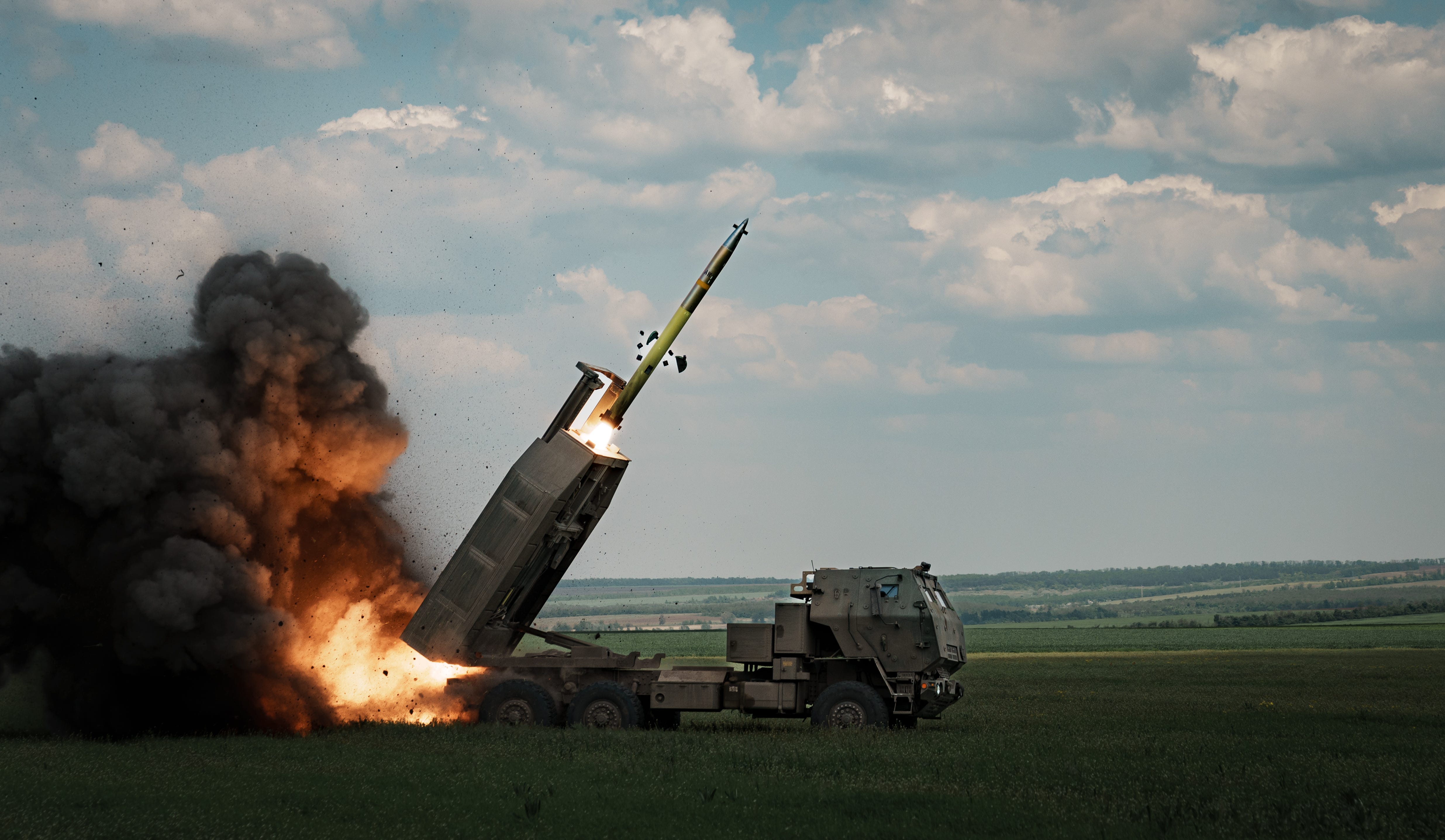 Eine M142 HIMARS feuert am 18. Mai 2023 im Oblast Donezk, Ukraine, eine Rakete in Richtung Bachmut ab.