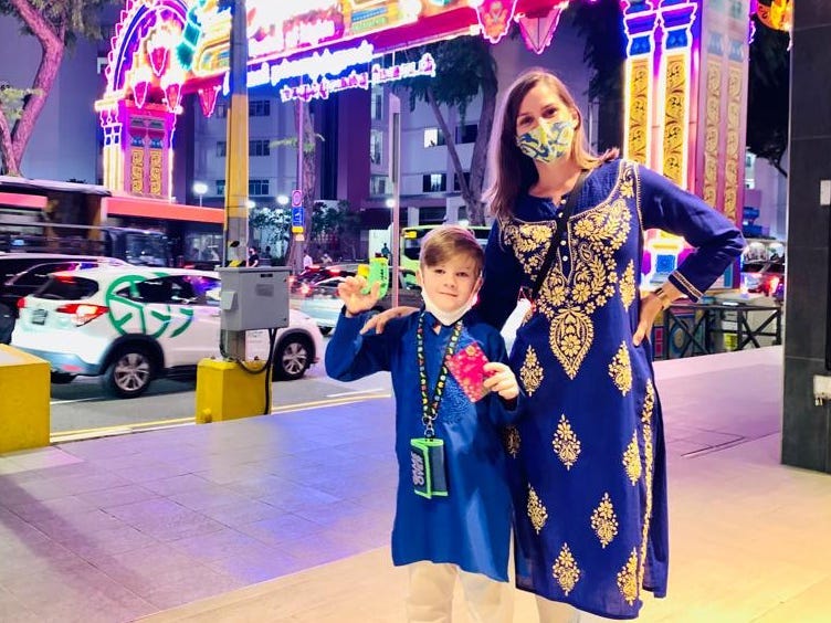 Frau mit ihrem Kind posiert für ein Foto in Little India Singapur und trägt traditionelle indische Kleidung