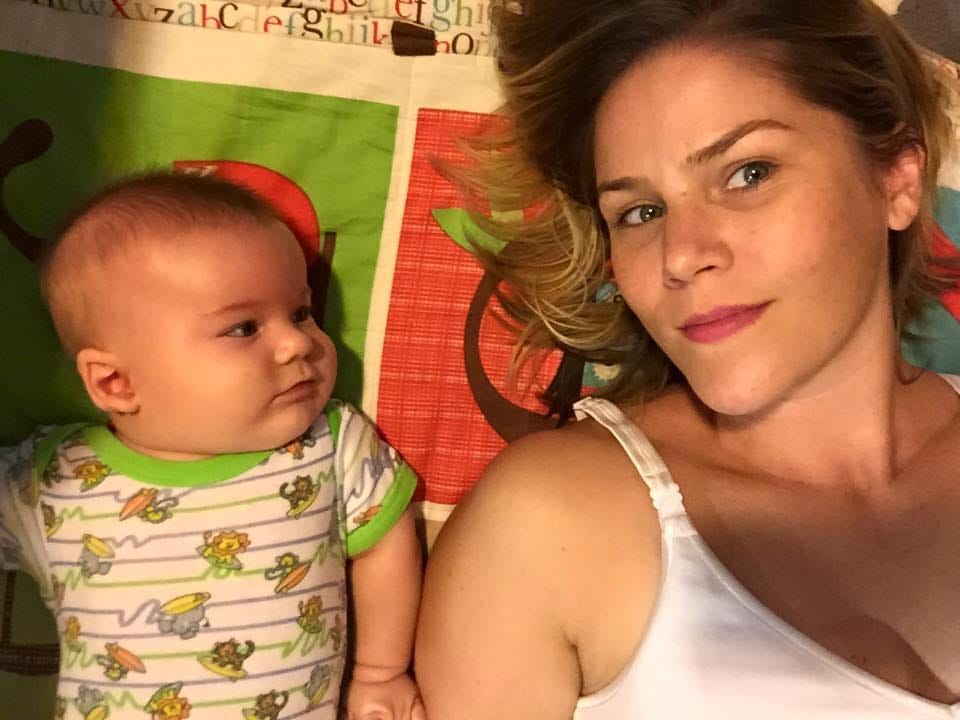 Frau liegt mit ihrem Sohn auf dem Bett