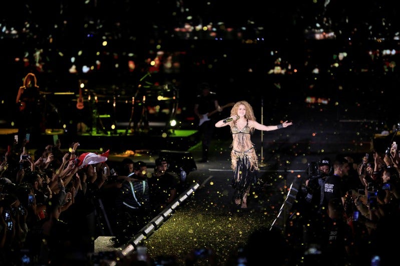 DATEIFOTO: Die kolumbianische Sängerin Shakira tritt bei der Eröffnung des Cedars International Festival in Bcharre, Libanon, am 13. Juli 2018 auf. REUTERS/Jamal Saidi